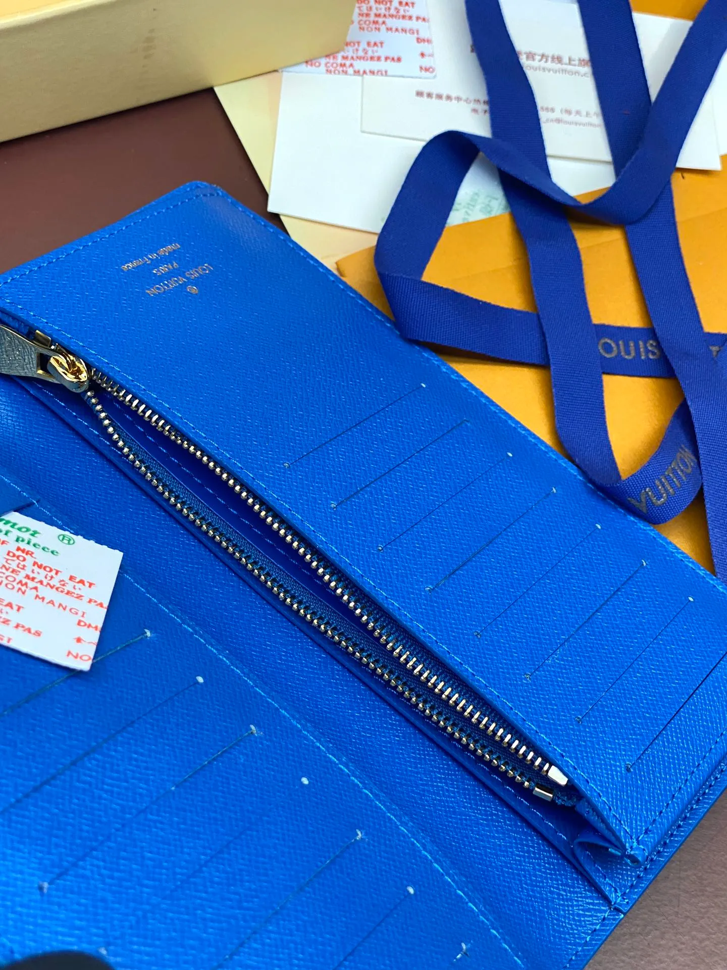 M61697 Skateboard 🛹 Bright blue! Crafted from the new signature Monogram Eclipse canvas, this tough wallet is small enough to fit into a jacket's breast pocket while easily holding coins, credit cards and receipts. Size: 19X10cm. 💰420