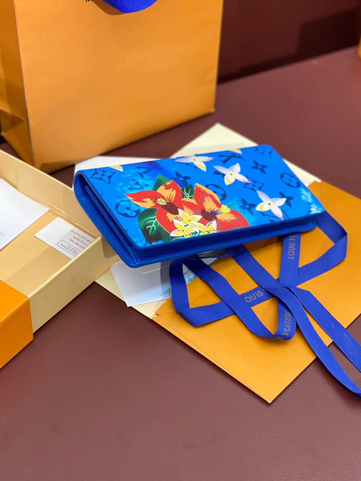 M61697 Skateboard 🛹 Bright blue! Crafted from the new signature Monogram Eclipse canvas, this tough wallet is small enough to fit into a jacket's breast pocket while easily holding coins, credit cards and receipts. Size: 19X10cm. 💰420
