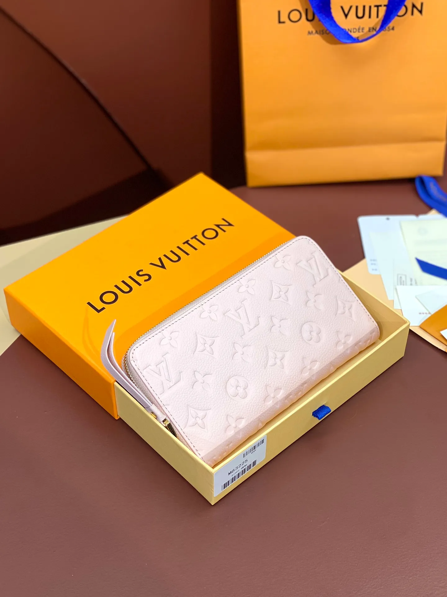 💰640 M82926 nude pink! Made of top layer cowhide! The classic Zippy zipper wallet is made of exquisite and soft Monogram Empreinte leather. It has a spacious capacity and exquisite gold accessories. It shows elegance in a low-key manner. size 19.5X10cm