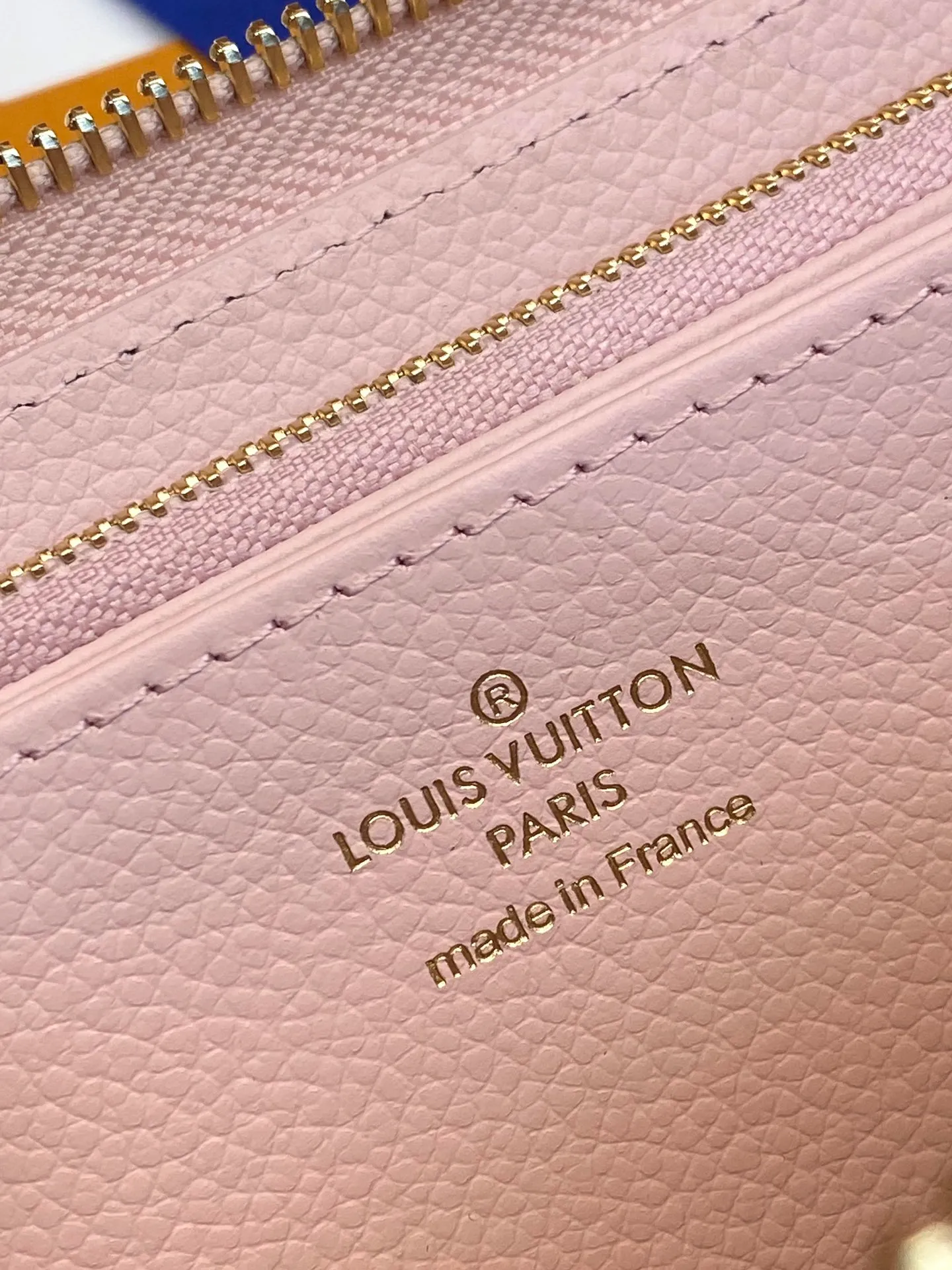 💰640 M82926 nude pink! Made of top layer cowhide! The classic Zippy zipper wallet is made of exquisite and soft Monogram Empreinte leather. It has a spacious capacity and exquisite gold accessories. It shows elegance in a low-key manner. size 19.5X10cm