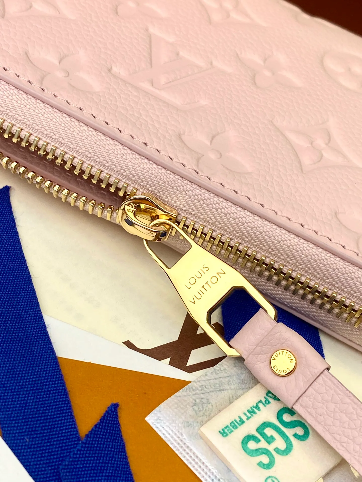💰640 M82926 nude pink! Made of top layer cowhide! The classic Zippy zipper wallet is made of exquisite and soft Monogram Empreinte leather. It has a spacious capacity and exquisite gold accessories. It shows elegance in a low-key manner. size 19.5X10cm