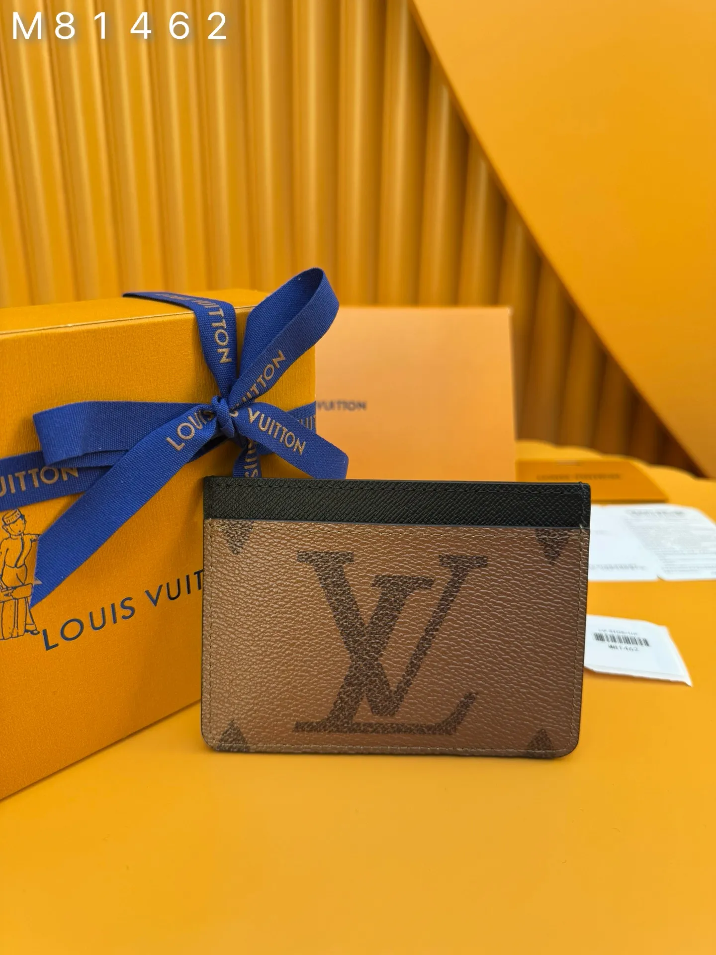 M81462 "Special Duty Free" ♻️[Official Special Edition·First Class Material·All Steel Hardware·French Chip·Full Packaging] Elegant and well thought out, this LV Side-Up card holder combines Monogram and Monogram reverse canvas. Designed for everyday use, this accessory has three vertical card slots and three wide horizontal card slots, ideal for storing tickets, receipts, as well as credit cards, visits and transportation. 11.7x8.5x0.7cm💰420