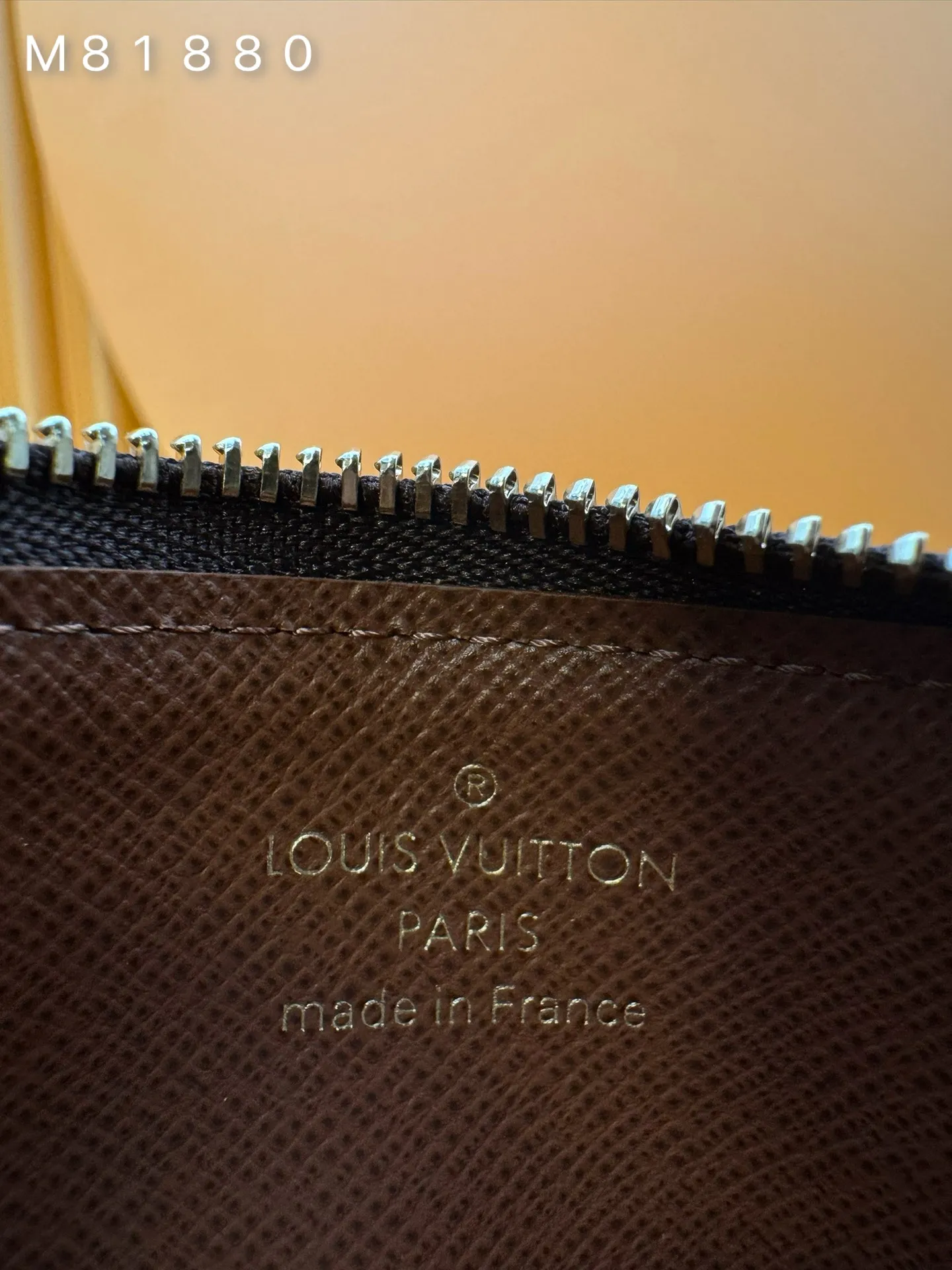 M81880 "Special Duty Free" ♻️[Official special edition·First-class material·All-steel hardware·French chips·Full set of packaging] "Porto Card·Romi" with a modern atmosphere and multiple functions. The simple design of the Kadikai combines with the zippered bag with socket for increased practicality. Pocket section is ideal for storing cash, coins and receipts. A fresh model crafted from a single piece of canvas, finished with a colorful leather lining and zipper with a gold metal LV ring. 12x8x0.8cm 💰540