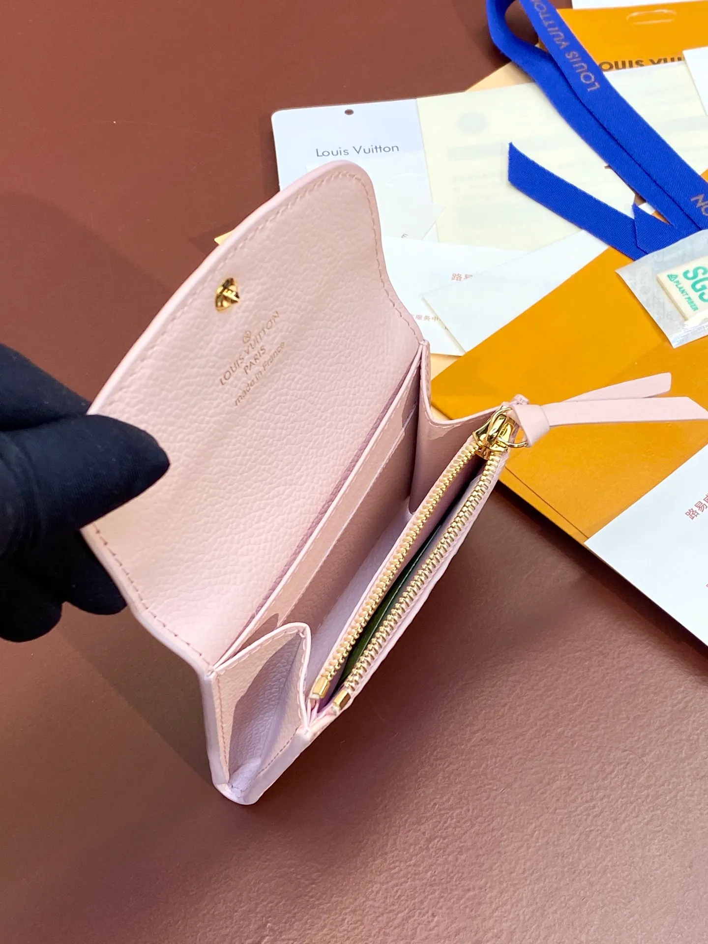💰400 M83231! Nude pink! Made of top layer cowhide! Women's Coin Purse Card Holder Small and exquisite but extremely practical, this colorful envelope-style coin purse is the perfect companion for modern women in urban life. It is compact and can be easily carried in a bag or even a pocket. Size: 11×8cm. .