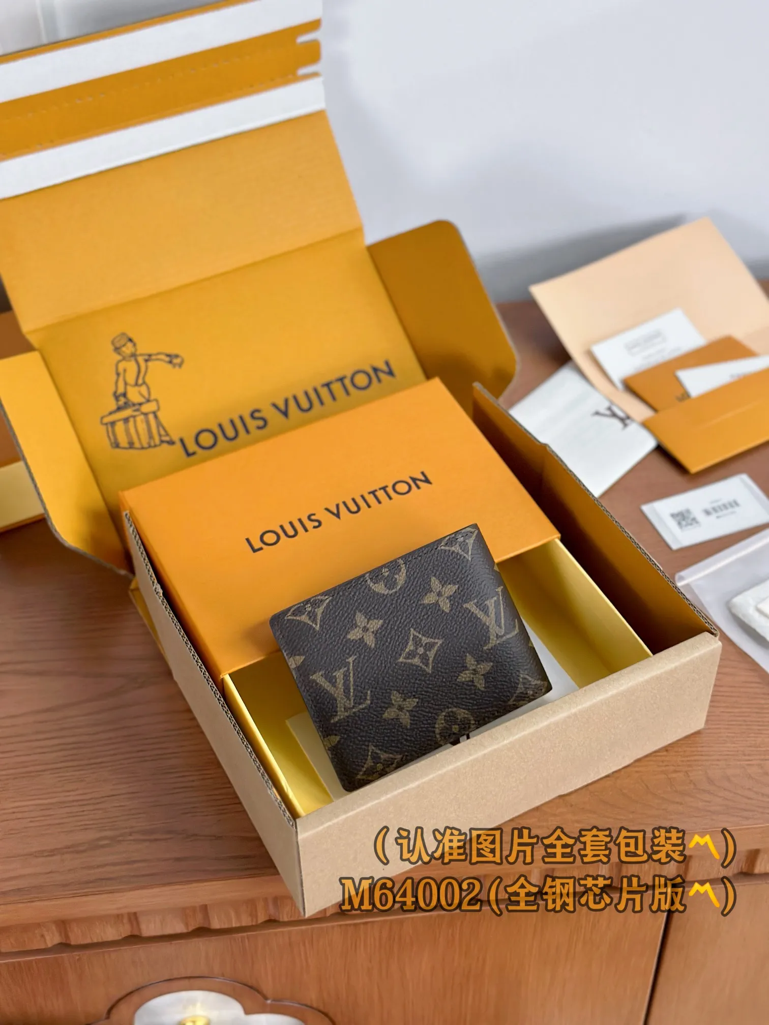 M64002 Presbyopia (〽️A-grade all-steel version〽️) personalized customization, code-changing chip! SLENDER ID WALLET Made of smooth Taiga leather, this wallet is small and slim enough to hold everyday essentials, yet easily stows away in a front or back pocket. This wallet features a transparent compartment for ID. 11.0 x 8.5 x 1.0 cm (length x height x width). Special grade 210