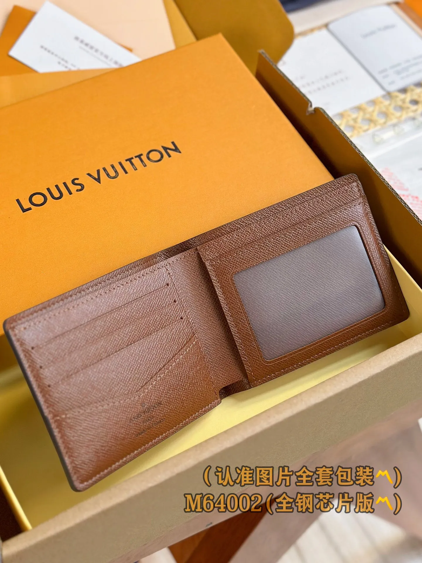 M64002 Presbyopia (〽️A-grade all-steel version〽️) personalized customization, code-changing chip! SLENDER ID WALLET Made of smooth Taiga leather, this wallet is small and slim enough to hold everyday essentials, yet easily stows away in a front or back pocket. This wallet features a transparent compartment for ID. 11.0 x 8.5 x 1.0 cm (length x height x width). Special grade 210