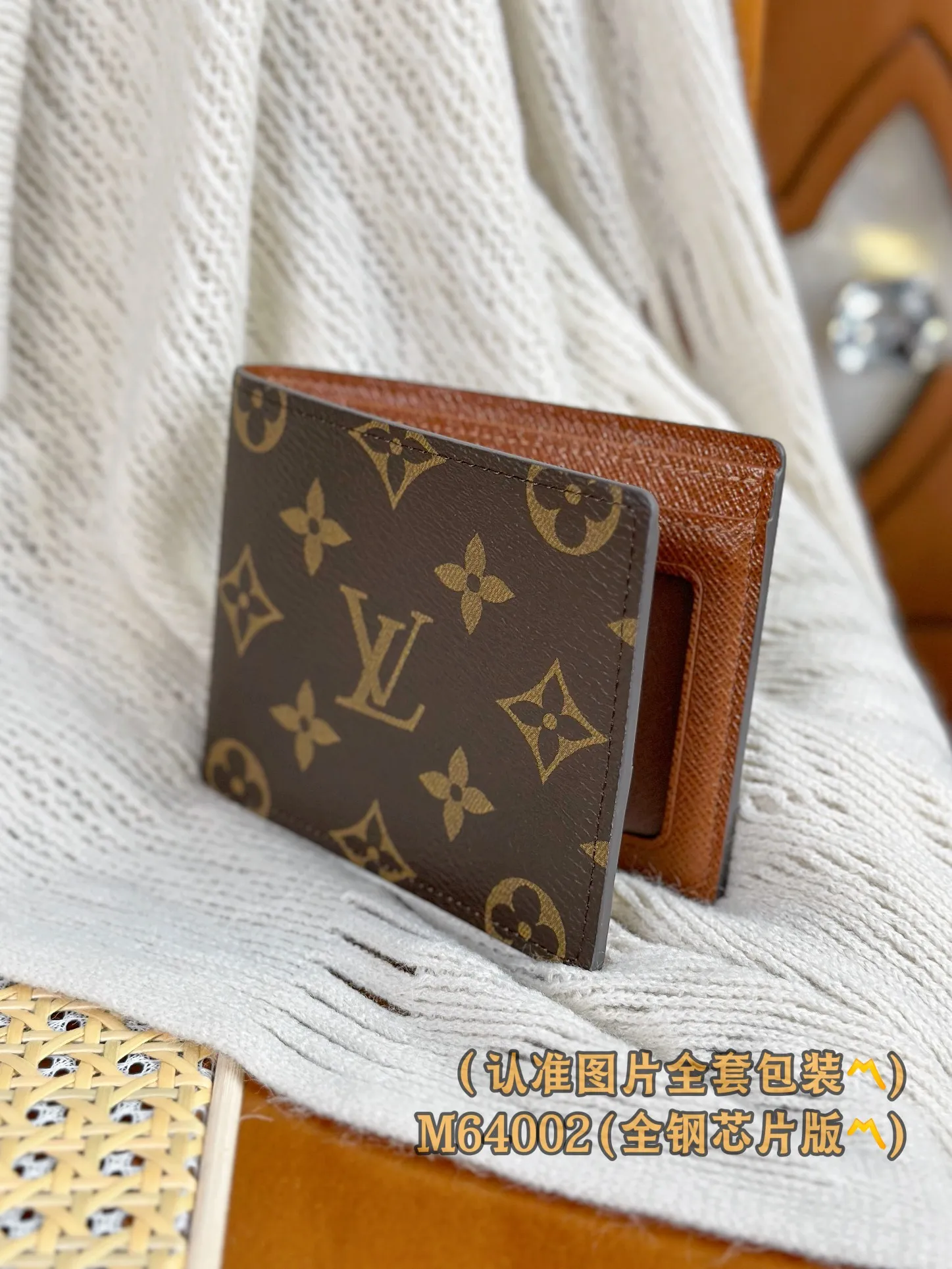 M64002 Presbyopia (〽️A-grade all-steel version〽️) personalized customization, code-changing chip! SLENDER ID WALLET Made of smooth Taiga leather, this wallet is small and slim enough to hold everyday essentials, yet easily stows away in a front or back pocket. This wallet features a transparent compartment for ID. 11.0 x 8.5 x 1.0 cm (length x height x width). Special grade 210