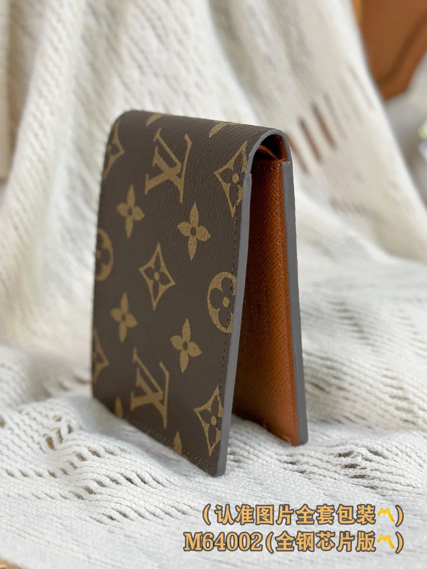 M64002 Presbyopia (〽️A-grade all-steel version〽️) personalized customization, code-changing chip! SLENDER ID WALLET Made of smooth Taiga leather, this wallet is small and slim enough to hold everyday essentials, yet easily stows away in a front or back pocket. This wallet features a transparent compartment for ID. 11.0 x 8.5 x 1.0 cm (length x height x width). Special grade 210