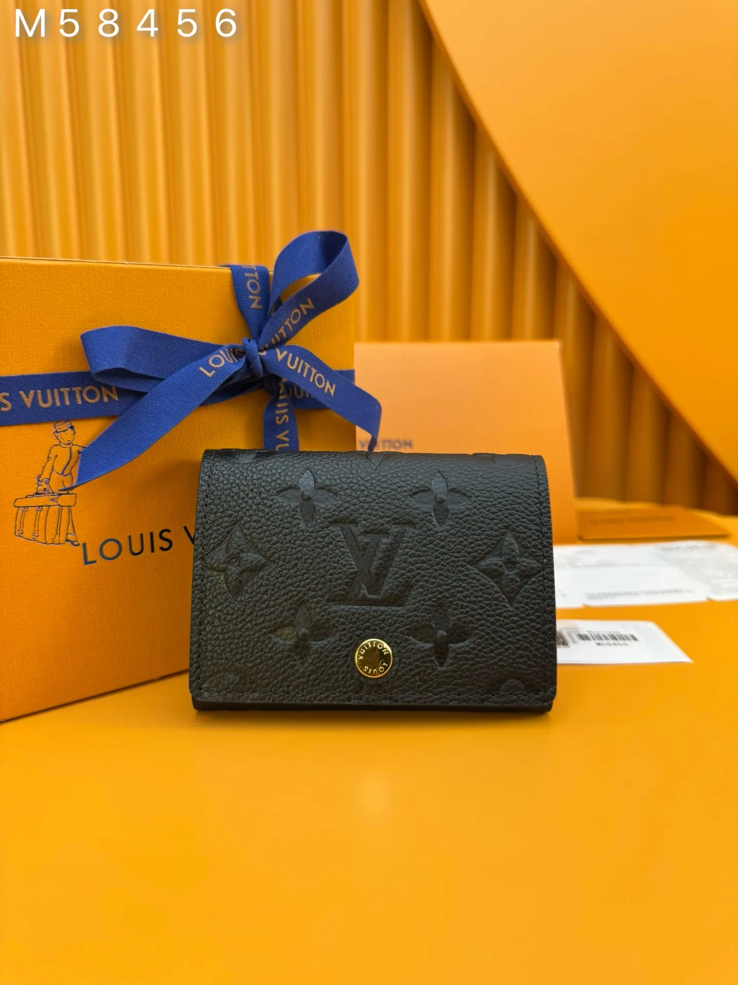 M58456 "Special Duty Free" ♻️ [Official special edition·First-class material·All-steel hardware·French chips·Full set of packaging] This exquisite business card holder is made of soft raised calfskin. It is petite and slim. It can be placed in jacket pockets, trouser pockets and small handbags, making it extremely convenient to carry. The finely crafted flap features an engraved metal snap, demonstrating Louis Vuitton's masterful craftsmanship and dedication. 10.5X8.0cm 💰460