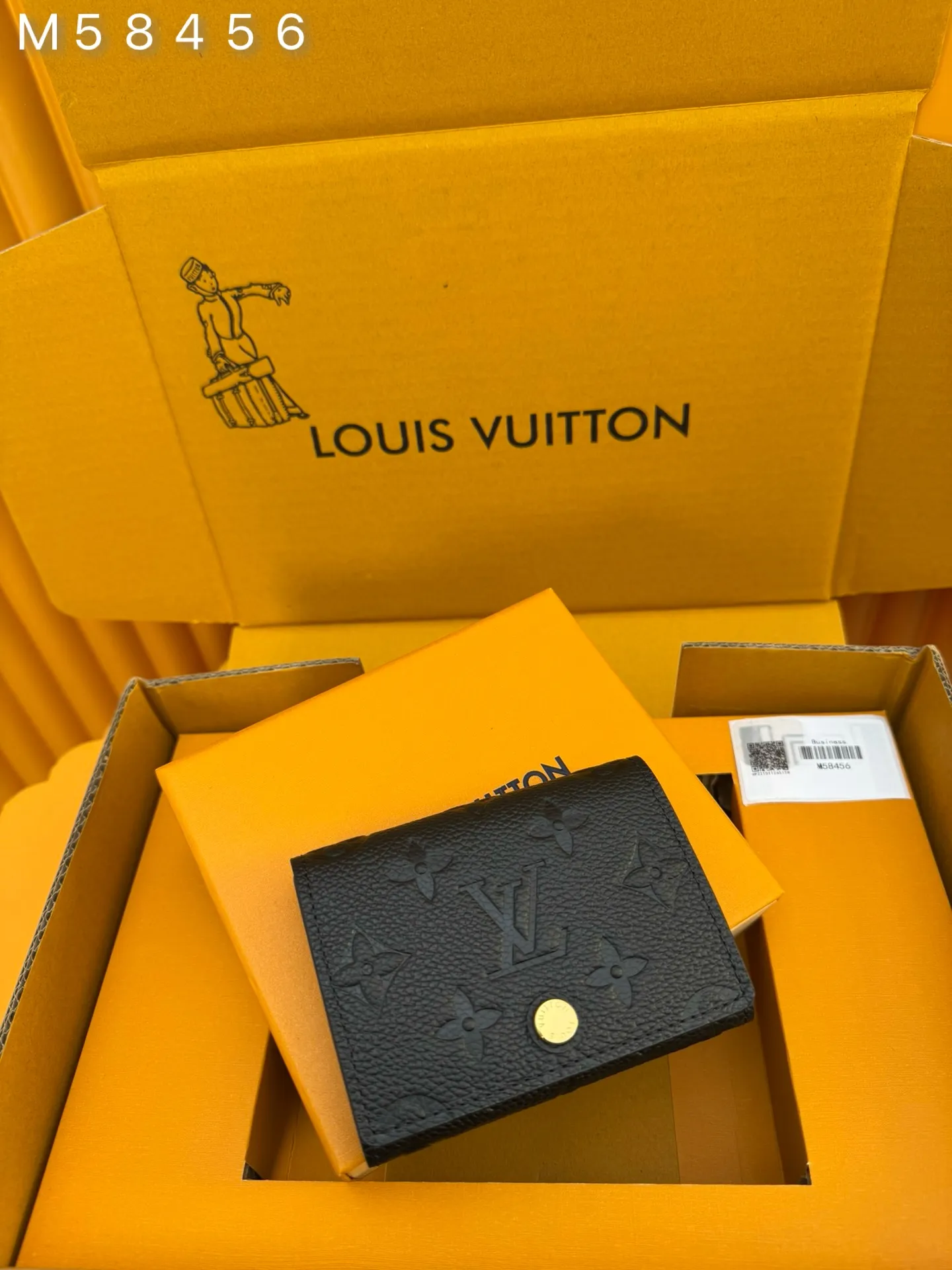 M58456 "Special Duty Free" ♻️ [Official special edition·First-class material·All-steel hardware·French chips·Full set of packaging] This exquisite business card holder is made of soft raised calfskin. It is petite and slim. It can be placed in jacket pockets, trouser pockets and small handbags, making it extremely convenient to carry. The finely crafted flap features an engraved metal snap, demonstrating Louis Vuitton's masterful craftsmanship and dedication. 10.5X8.0cm 💰460