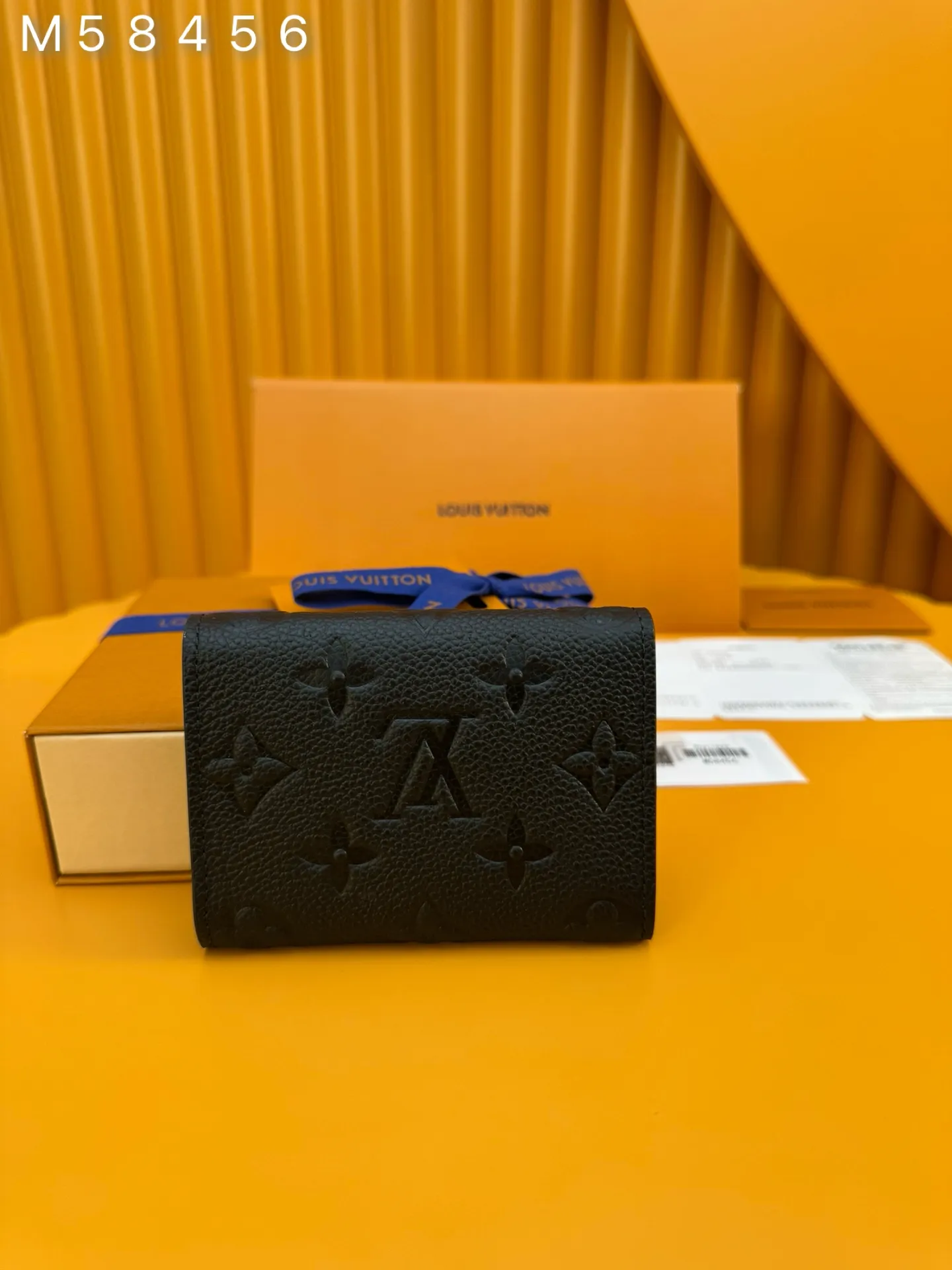 M58456 "Special Duty Free" ♻️ [Official special edition·First-class material·All-steel hardware·French chips·Full set of packaging] This exquisite business card holder is made of soft raised calfskin. It is petite and slim. It can be placed in jacket pockets, trouser pockets and small handbags, making it extremely convenient to carry. The finely crafted flap features an engraved metal snap, demonstrating Louis Vuitton's masterful craftsmanship and dedication. 10.5X8.0cm 💰460