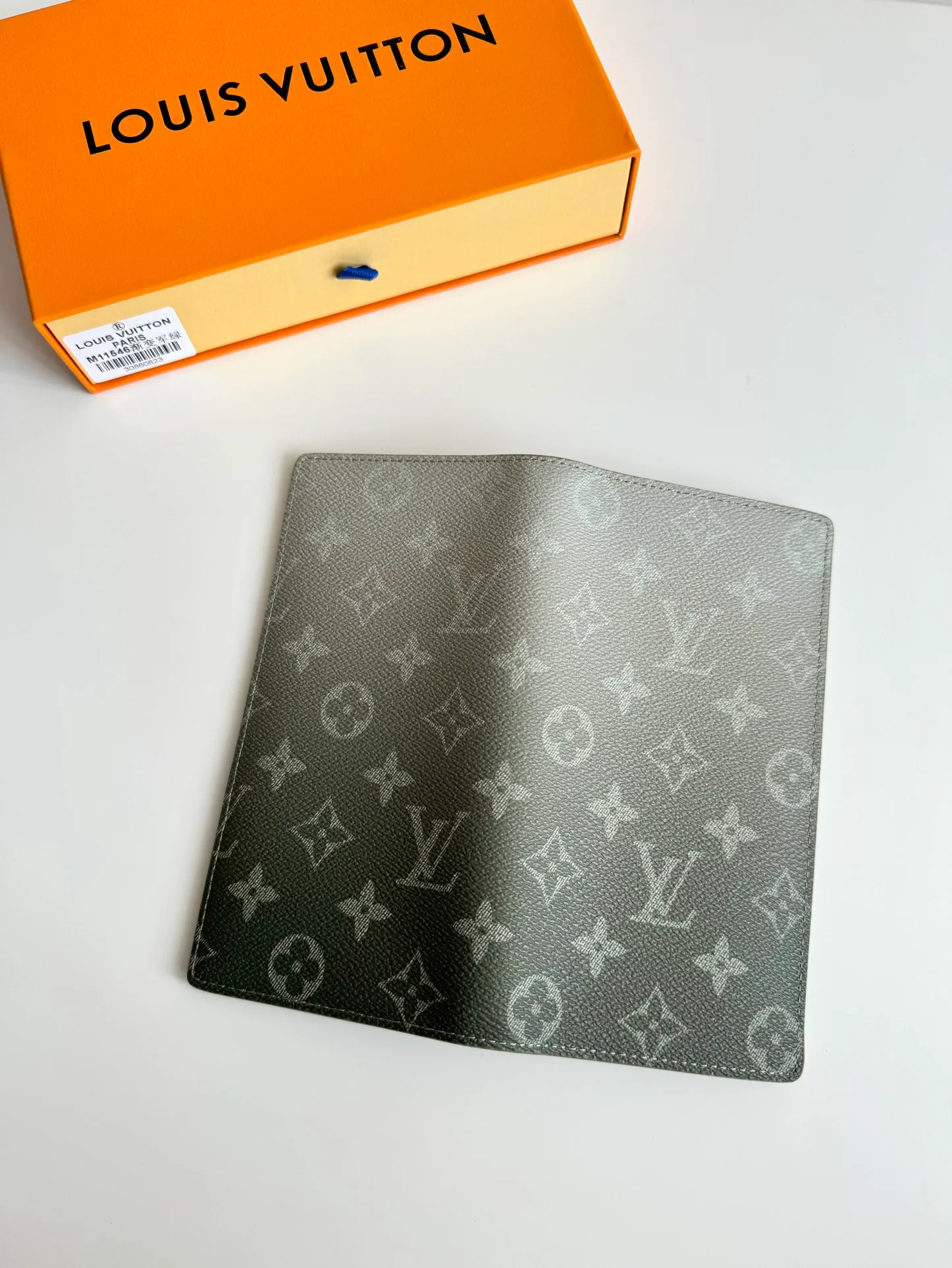P420🇫🇷Exclusive real shot of overseas original M11546 gradient military green! This Brazza wallet is made from Monogram Gradient coated canvas, with a gradient effect that elegantly depicts the gradual dissipation of the Monogram pattern. Card slots, compartments and a zippered coin compartment reflect functionality. Size: 19×10×2cm