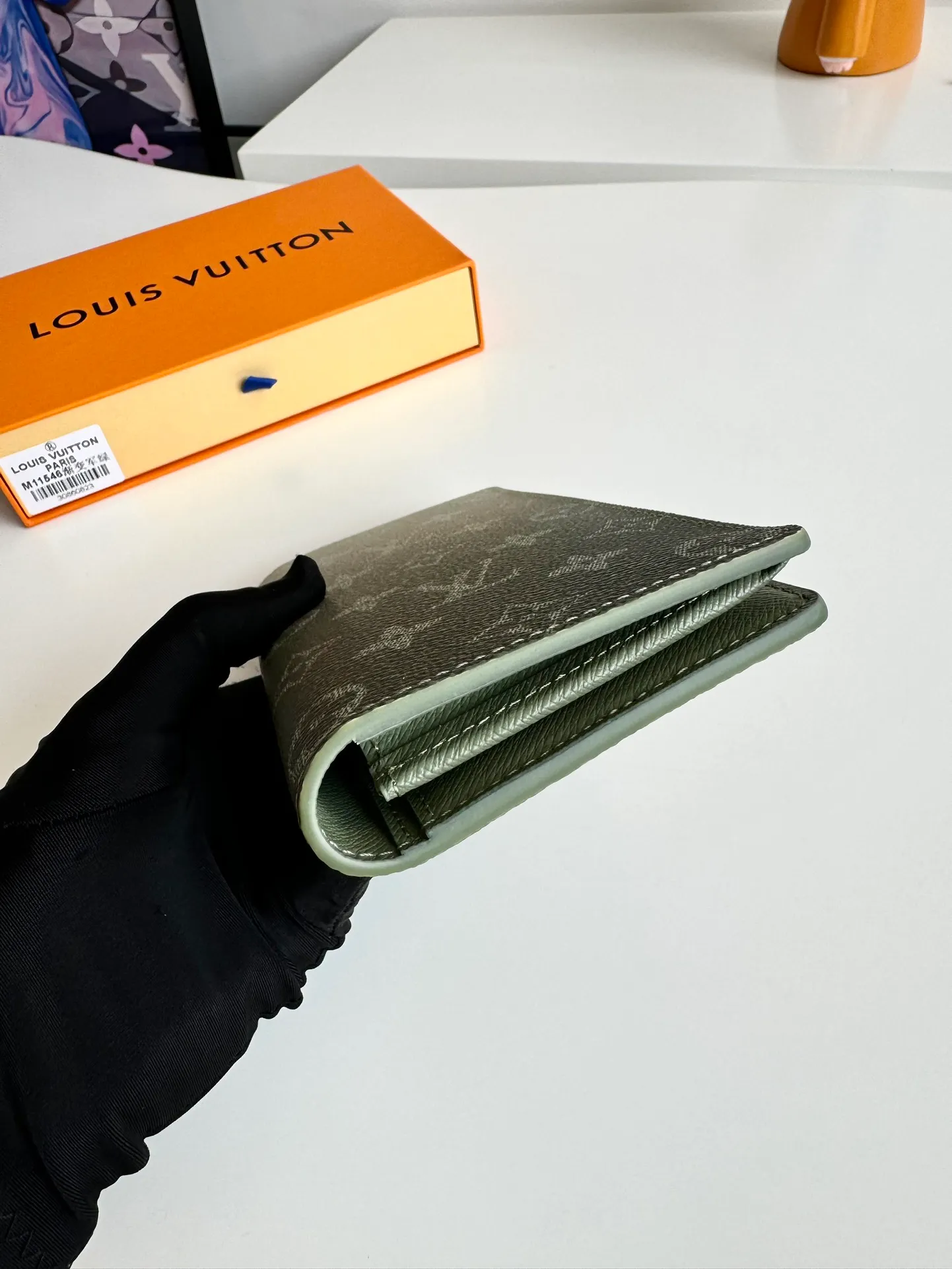 P420🇫🇷Exclusive real shot of overseas original M11546 gradient military green! This Brazza wallet is made from Monogram Gradient coated canvas, with a gradient effect that elegantly depicts the gradual dissipation of the Monogram pattern. Card slots, compartments and a zippered coin compartment reflect functionality. Size: 19×10×2cm