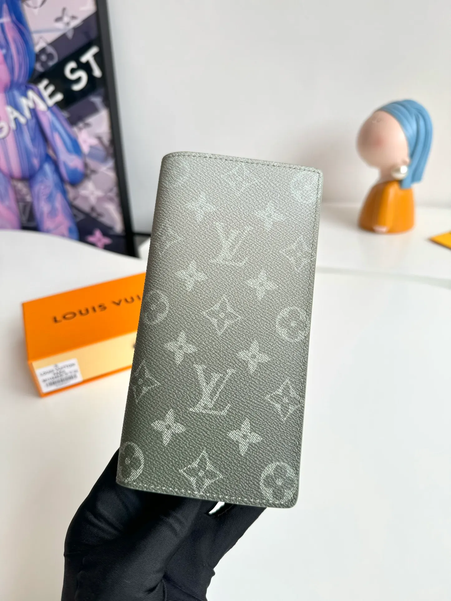 P420🇫🇷Exclusive real shot of overseas original M11546 gradient military green! This Brazza wallet is made from Monogram Gradient coated canvas, with a gradient effect that elegantly depicts the gradual dissipation of the Monogram pattern. Card slots, compartments and a zippered coin compartment reflect functionality. Size: 19×10×2cm