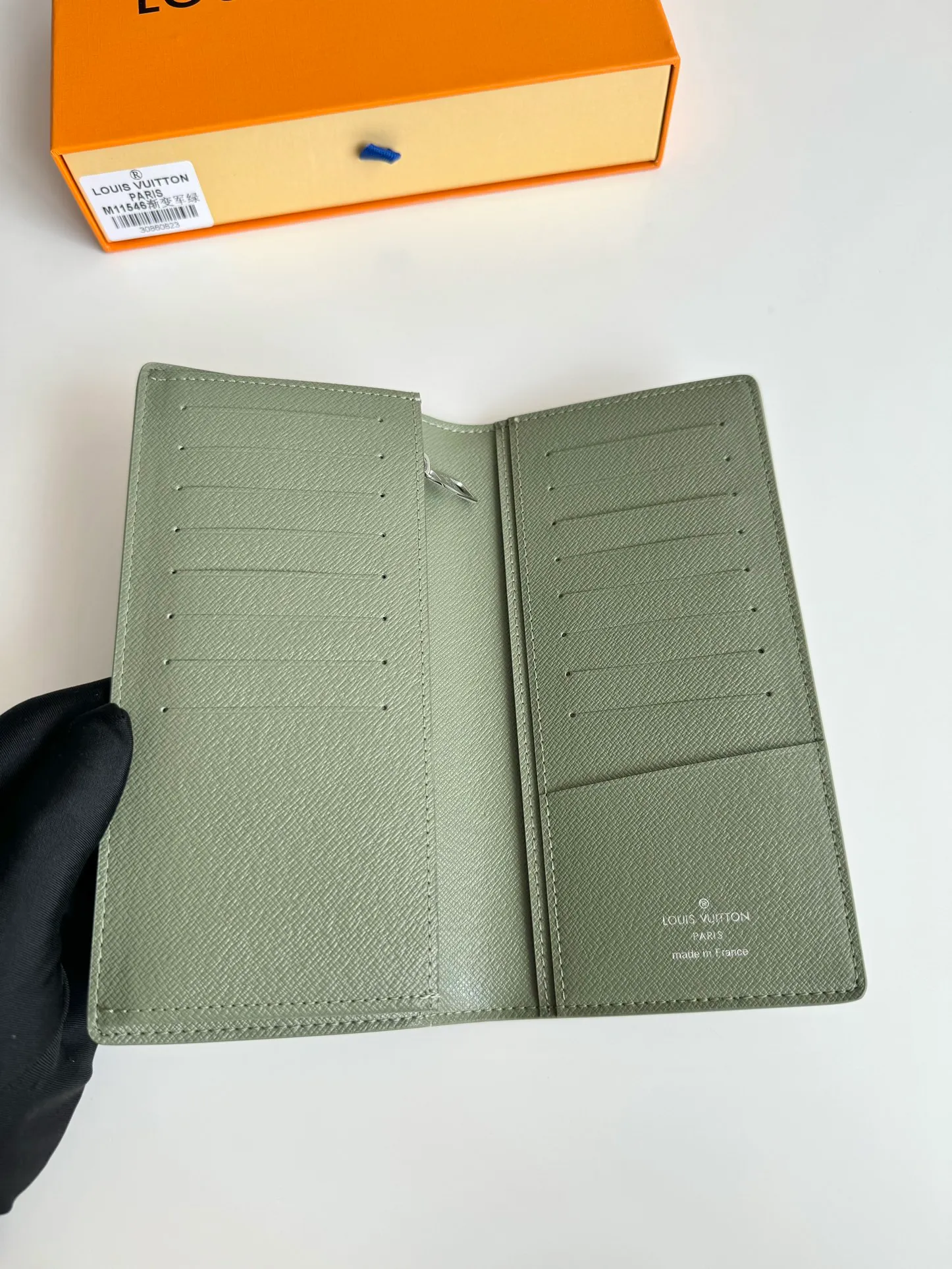 P420🇫🇷Exclusive real shot of overseas original M11546 gradient military green! This Brazza wallet is made from Monogram Gradient coated canvas, with a gradient effect that elegantly depicts the gradual dissipation of the Monogram pattern. Card slots, compartments and a zippered coin compartment reflect functionality. Size: 19×10×2cm