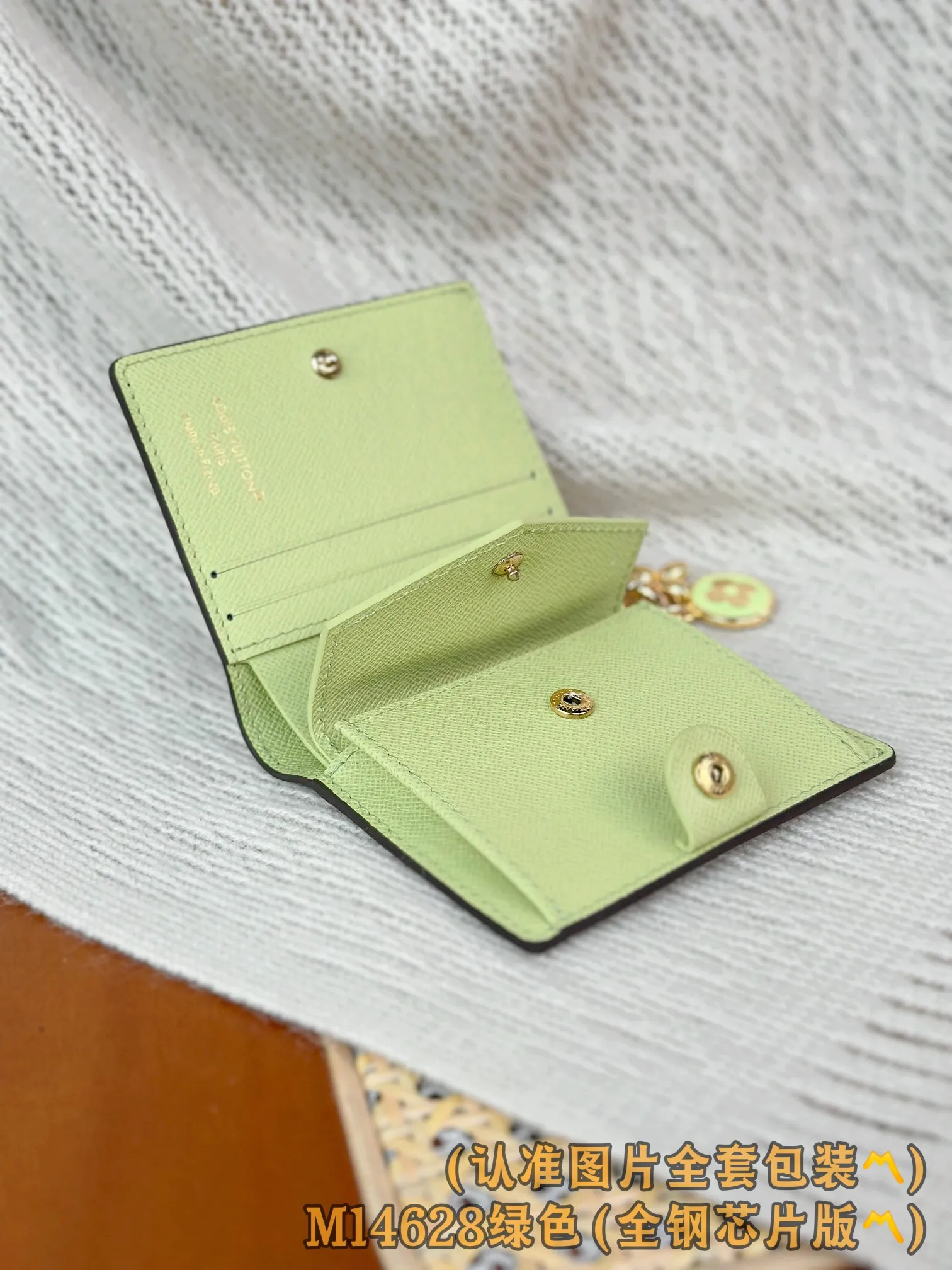 M14628 Green (〽️Grade A all-steel〽️) personalized customized version! 163 code change! LV Charms pocket wallet, this compact LV Charms pocket wallet shows the perfect balance of classic and modern style. The wallet is made of iconic Monogram canvas and lined with bright contrasting leather. This practical yet playful design features an enamel charm and a metal charm, both decorated with the brand's signature Monogram floral pattern. The wallet can store banknotes, change and three business cards.  9 x 10 x 2.5 cm (length x height x width) 💰580