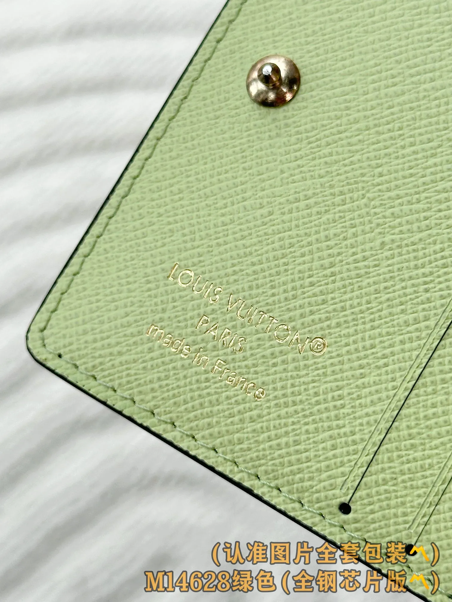 M14628 Green (〽️Grade A all-steel〽️) personalized customized version! 163 code change! LV Charms pocket wallet, this compact LV Charms pocket wallet shows the perfect balance of classic and modern style. The wallet is made of iconic Monogram canvas and lined with bright contrasting leather. This practical yet playful design features an enamel charm and a metal charm, both decorated with the brand's signature Monogram floral pattern. The wallet can store banknotes, change and three business cards.  9 x 10 x 2.5 cm (length x height x width) 💰580