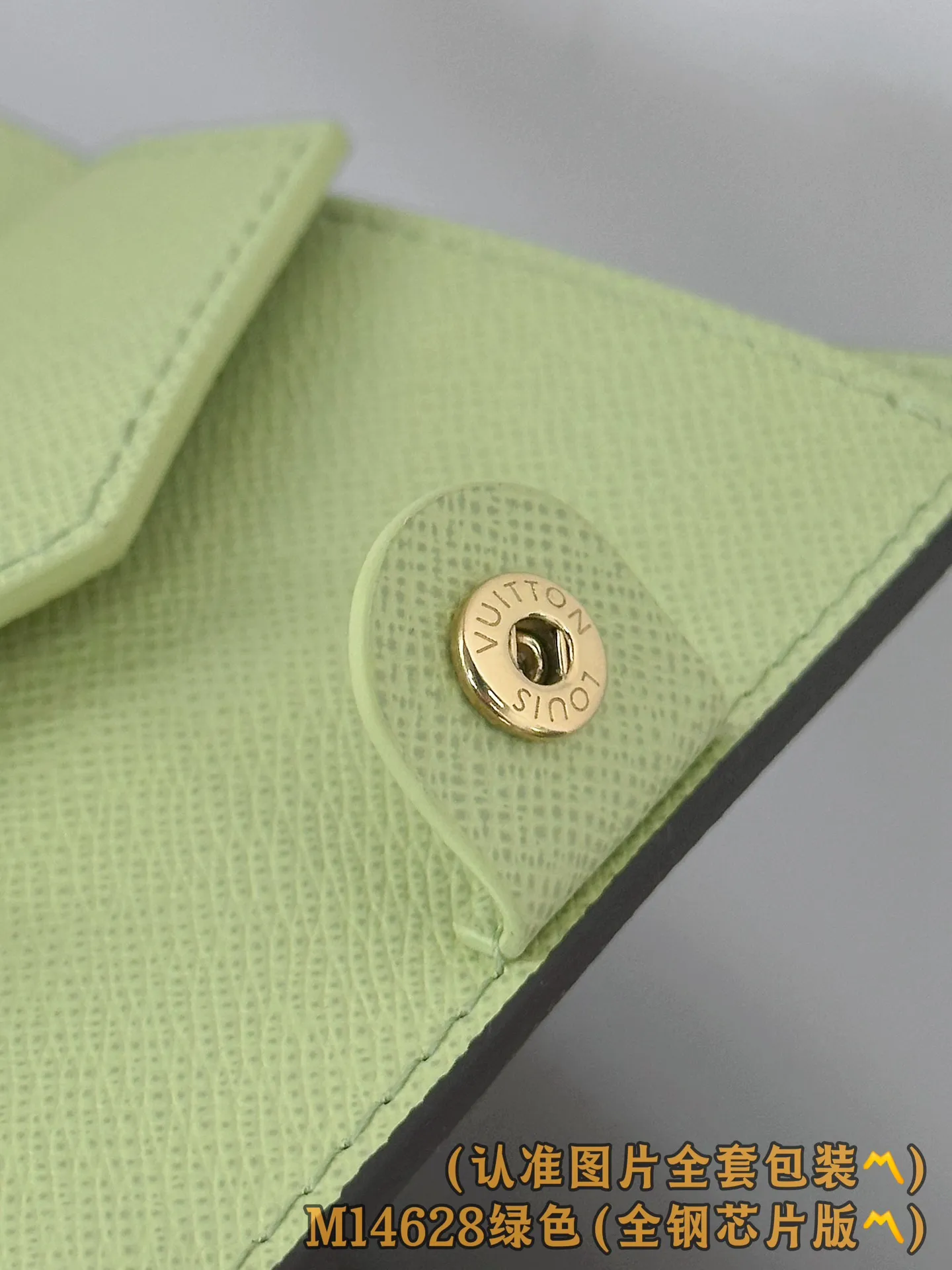 M14628 Green (〽️Grade A all-steel〽️) personalized customized version! 163 code change! LV Charms pocket wallet, this compact LV Charms pocket wallet shows the perfect balance of classic and modern style. The wallet is made of iconic Monogram canvas and lined with bright contrasting leather. This practical yet playful design features an enamel charm and a metal charm, both decorated with the brand's signature Monogram floral pattern. The wallet can store banknotes, change and three business cards.  9 x 10 x 2.5 cm (length x height x width) 💰580