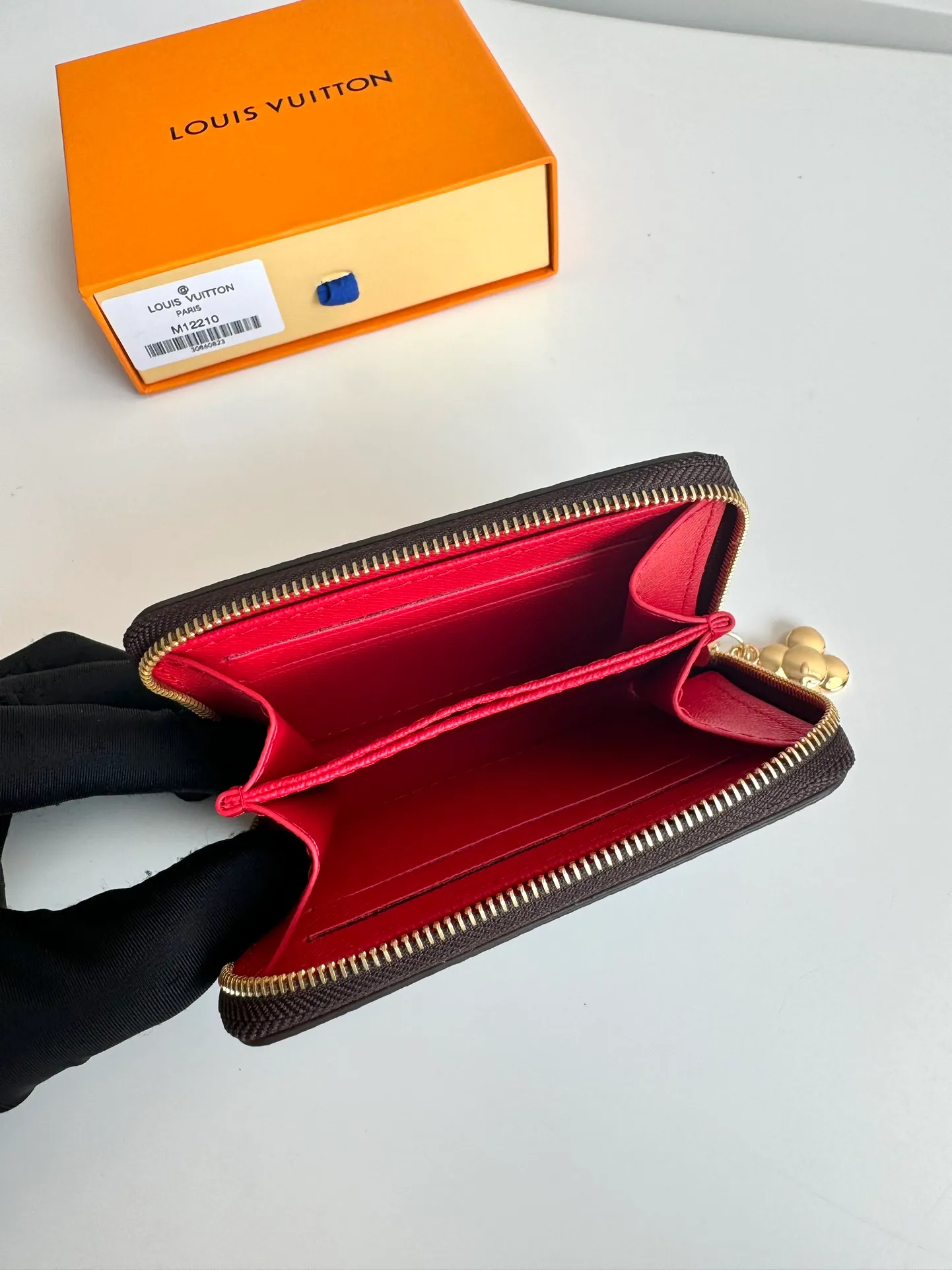 P380🇫🇷Exclusive real shot of overseas original M12210! This zippered coin purse is the ideal choice for urbanites. The bag is compact and can be used to hold change, credit cards and folded banknotes. Even if the pockets on your body are small, you can easily fit it into it. Size: 11×8×2cm