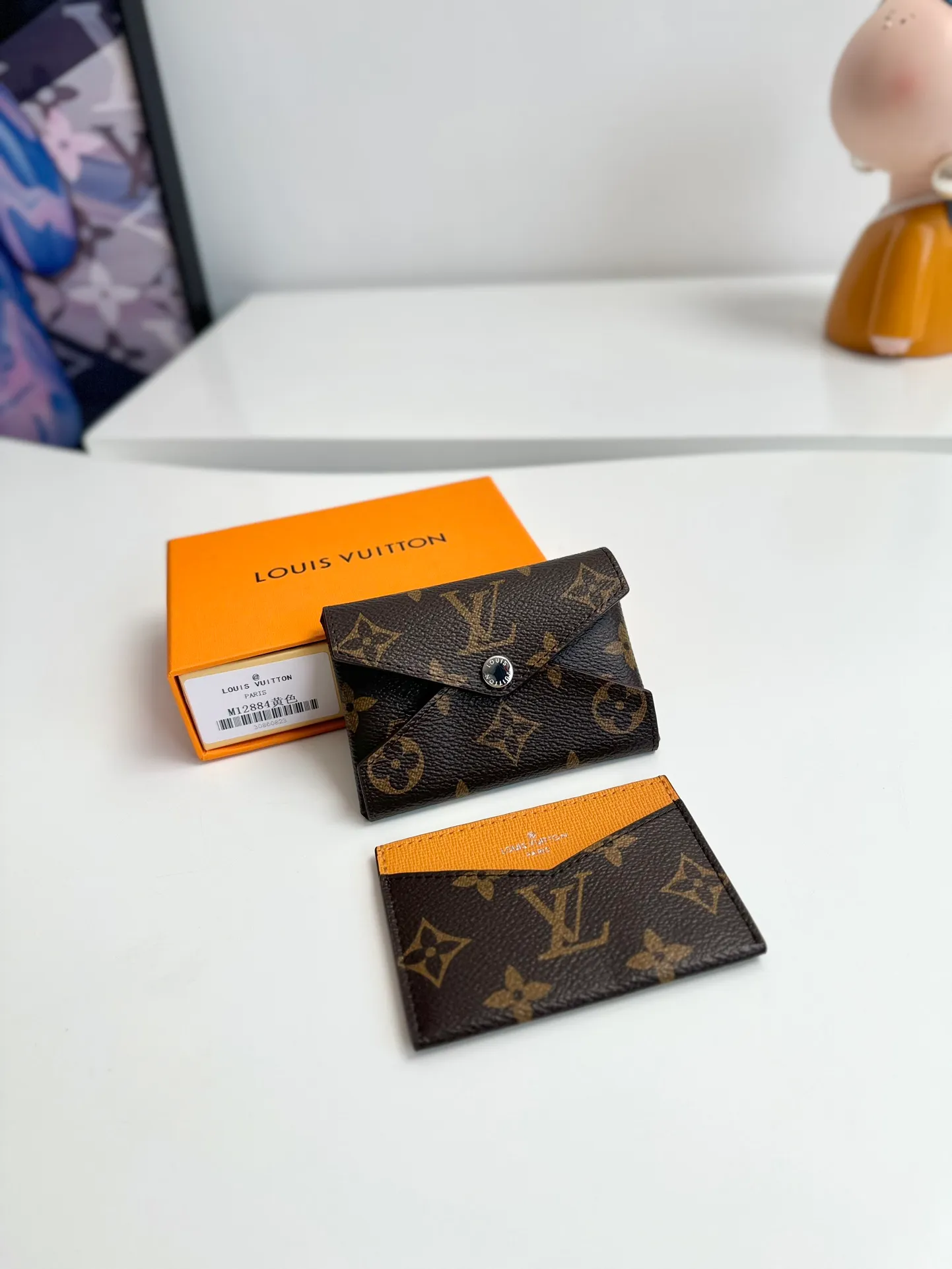 P340🇫🇷Exclusive real shot of overseas original single M12791! This card holder renews the envelope-like structure of the original Kirigami Pochette clutch, adding a new twist to the Colormania collection. Monogram canvas is combined with a bright leather lining and glossy snap buttons, and the two-in-one compartment can be used separately. Size: 11×7.5×1.5cm