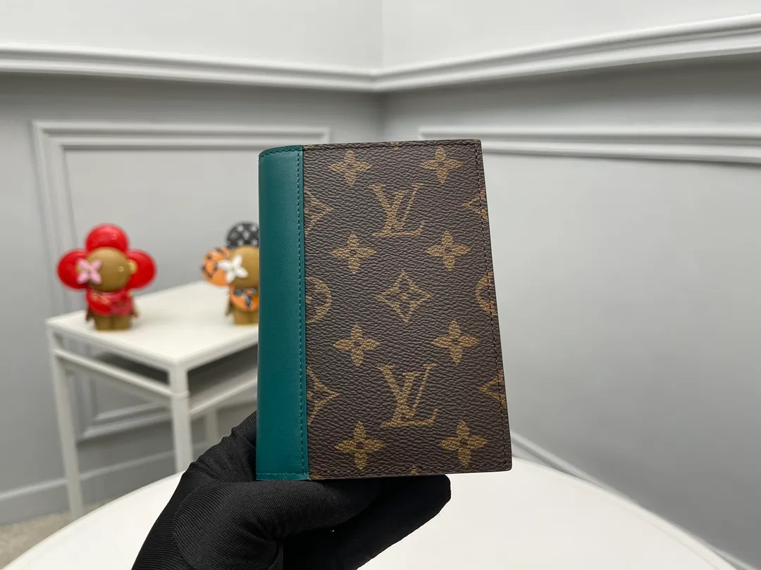 [Top original order] M12823 Green Passport 👏👏 The classic items of the manor are decorated with single-frame Macassar canvas into the "Kuvert Paspol NM" with an exquisite atmosphere. Trimmed and lined in colored leather, the "Louis Vuitton Color Mania" collection has a unique design appeal. Dimensions: 10 x 14 x 2.5 cm. 🎁🎁280💰.