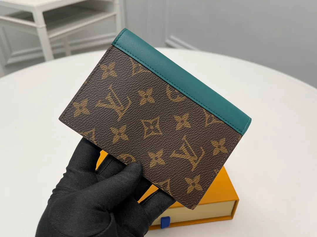 [Top original order] M12823 Green Passport 👏👏 The classic items of the manor are decorated with single-frame Macassar canvas into the "Kuvert Paspol NM" with an exquisite atmosphere. Trimmed and lined in colored leather, the "Louis Vuitton Color Mania" collection has a unique design appeal. Dimensions: 10 x 14 x 2.5 cm. 🎁🎁280💰.