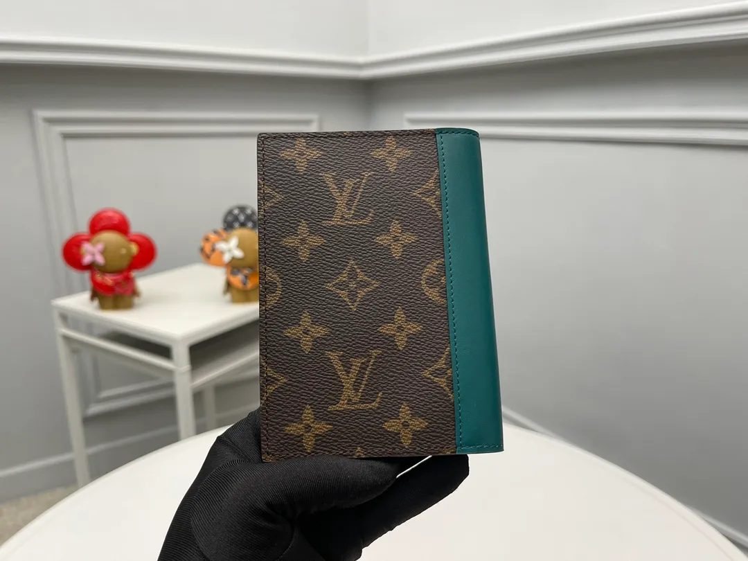 [Top original order] M12823 Green Passport 👏👏 The classic items of the manor are decorated with single-frame Macassar canvas into the "Kuvert Paspol NM" with an exquisite atmosphere. Trimmed and lined in colored leather, the "Louis Vuitton Color Mania" collection has a unique design appeal. Dimensions: 10 x 14 x 2.5 cm. 🎁🎁280💰.