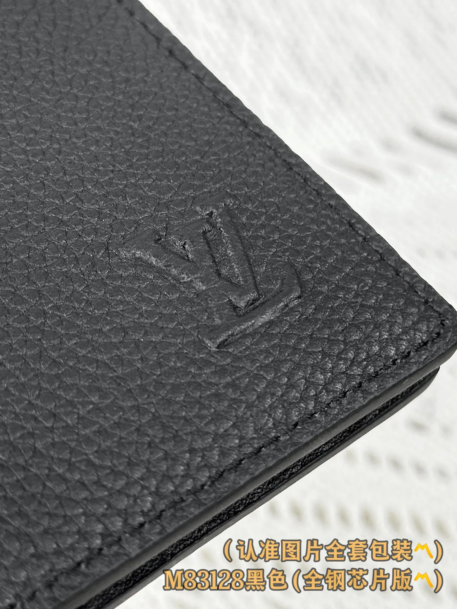 M83128 black (〽️A-grade all-steel version〽️) personalized customization, transcoding chip! Concave-convex LOLG Multiple Wallet This LV Aerogram reinterprets the classic Multiple wallet in a simple and elegant style. The design is made of black calfskin with special kneading techniques, highlighting the luxurious grain, and the LV logo adds delicate brand elements. Stylish yet functional, the wallet is the perfect accessory to complement any LV Aerogram bag.  11.5 x 9 x 1.5 cm. (length x height x width). Special grade 270