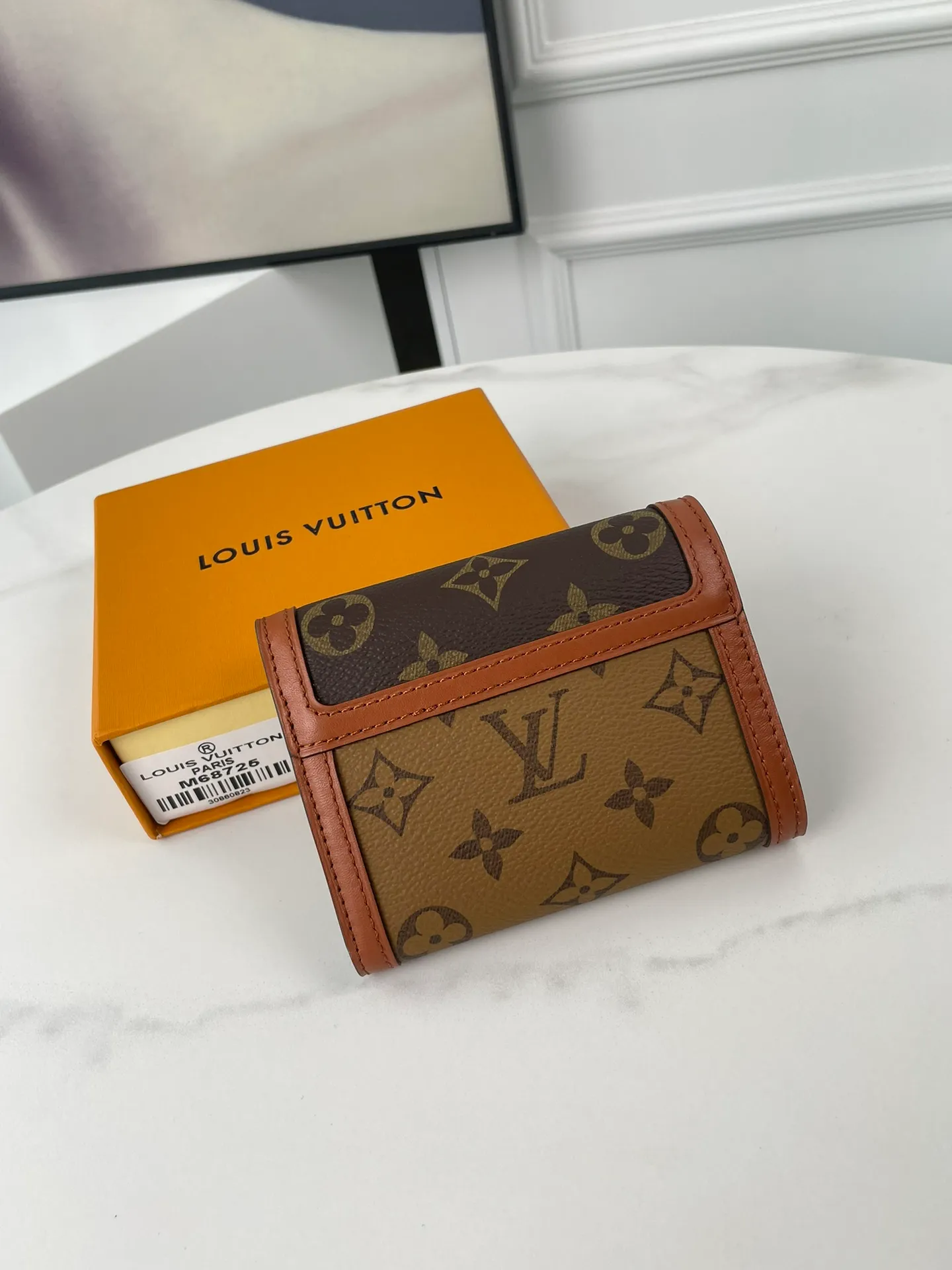 P540🇫🇷Exclusive real shot of overseas original single M68725! The Dauphine short wallet references the design of the classic Dauphine handbag, made of Monogram canvas and Monogram Reverse canvas, with elegant calfskin trim, embellishment with the iconic elements of the Dauphine series. Size: 12×9.5×3.5cm