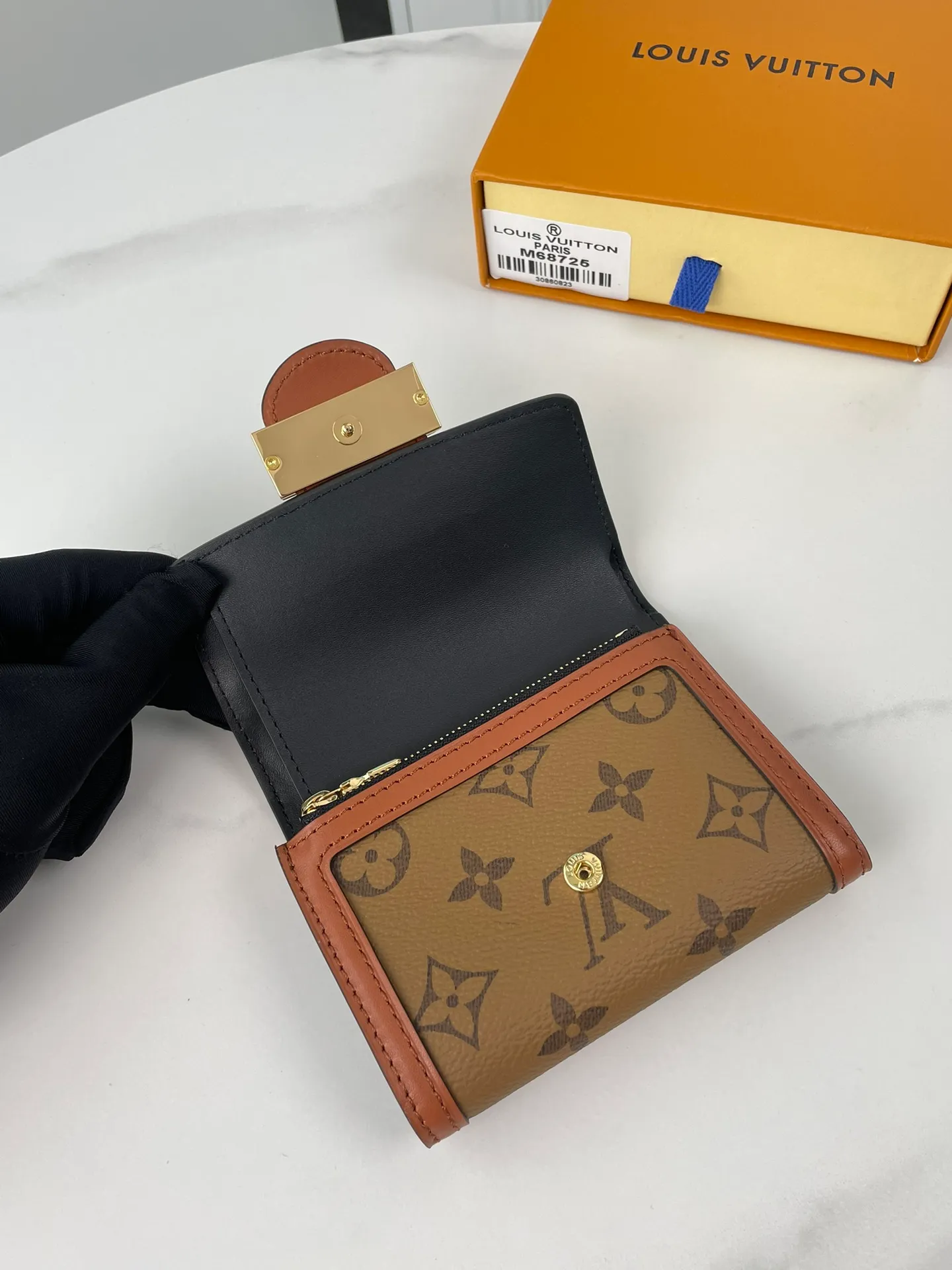 P540🇫🇷Exclusive real shot of overseas original single M68725! The Dauphine short wallet references the design of the classic Dauphine handbag, made of Monogram canvas and Monogram Reverse canvas, with elegant calfskin trim, embellishment with the iconic elements of the Dauphine series. Size: 12×9.5×3.5cm