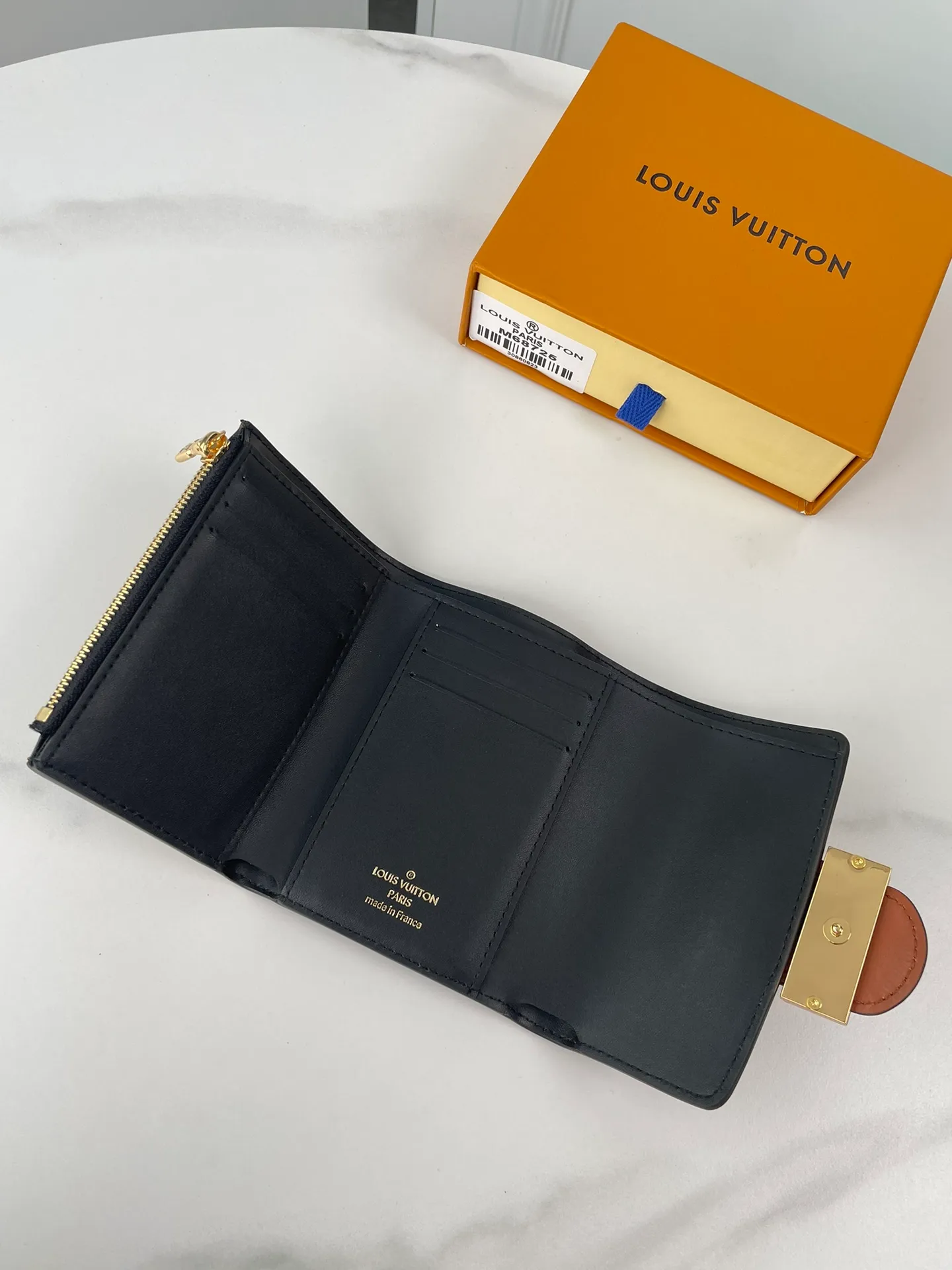 P540🇫🇷Exclusive real shot of overseas original single M68725! The Dauphine short wallet references the design of the classic Dauphine handbag, made of Monogram canvas and Monogram Reverse canvas, with elegant calfskin trim, embellishment with the iconic elements of the Dauphine series. Size: 12×9.5×3.5cm