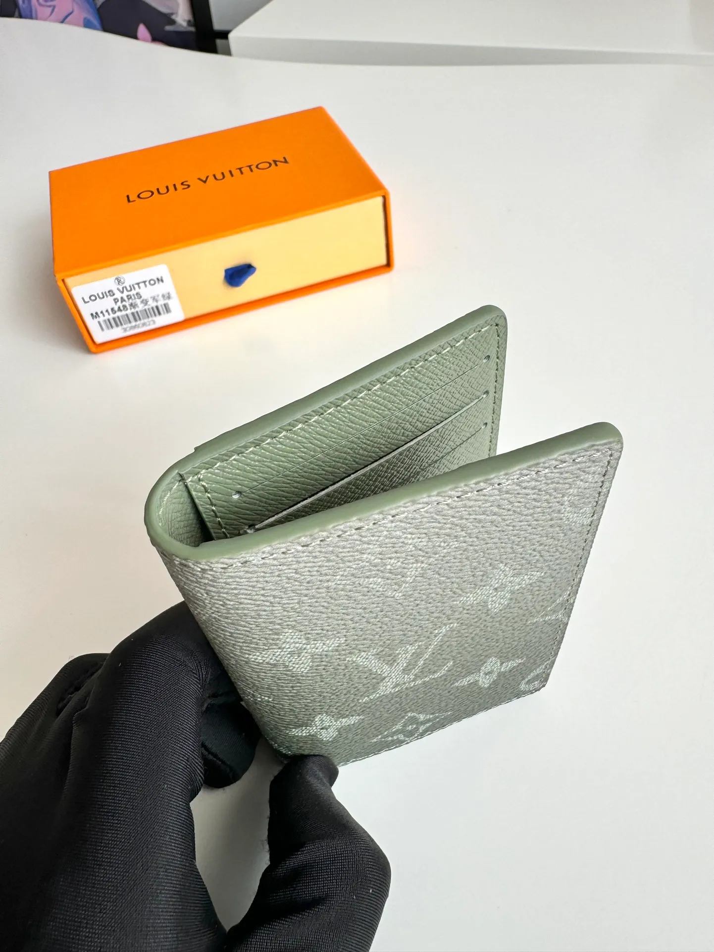 P300🇫🇷Exclusive real shot of overseas original M11548 gradient military green! This pocket wallet is made of Monogram Gradient canvas, and the classic design is updated with the Monogram pattern that gradually disappears upward. It has a card compartment and an inner pocket, and an outer patch pocket at the rear adds functionality. Size: 11×7.5cm