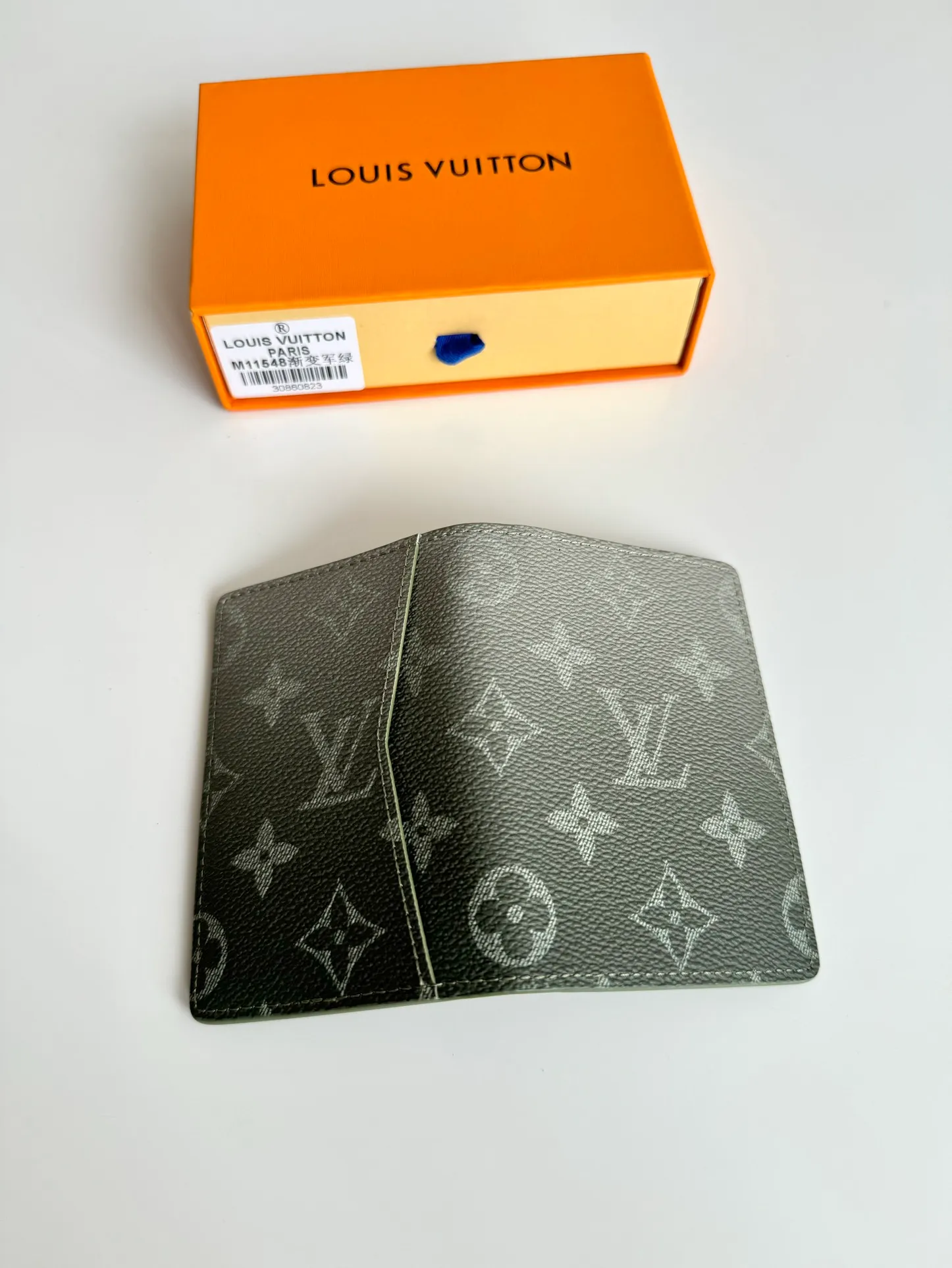 P300🇫🇷Exclusive real shot of overseas original M11548 gradient military green! This pocket wallet is made of Monogram Gradient canvas, and the classic design is updated with the Monogram pattern that gradually disappears upward. It has a card compartment and an inner pocket, and an outer patch pocket at the rear adds functionality. Size: 11×7.5cm