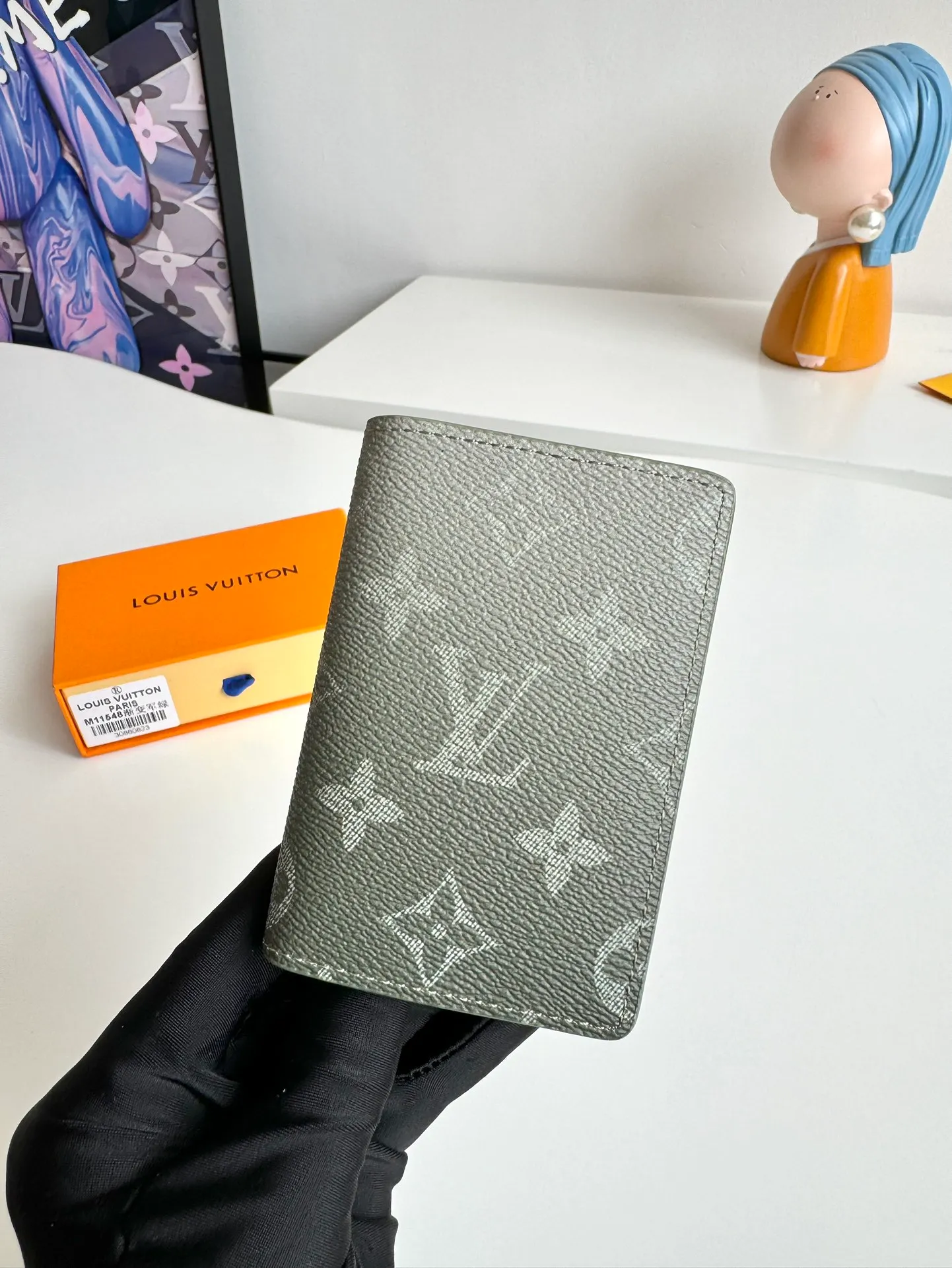 P300🇫🇷Exclusive real shot of overseas original M11548 gradient military green! This pocket wallet is made of Monogram Gradient canvas, and the classic design is updated with the Monogram pattern that gradually disappears upward. It has a card compartment and an inner pocket, and an outer patch pocket at the rear adds functionality. Size: 11×7.5cm