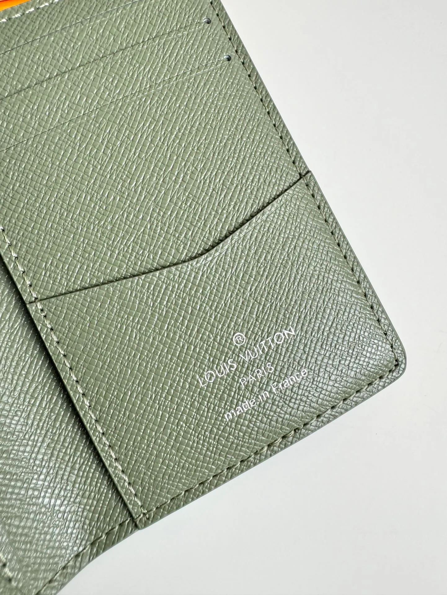 P300🇫🇷Exclusive real shot of overseas original M11548 gradient military green! This pocket wallet is made of Monogram Gradient canvas, and the classic design is updated with the Monogram pattern that gradually disappears upward. It has a card compartment and an inner pocket, and an outer patch pocket at the rear adds functionality. Size: 11×7.5cm