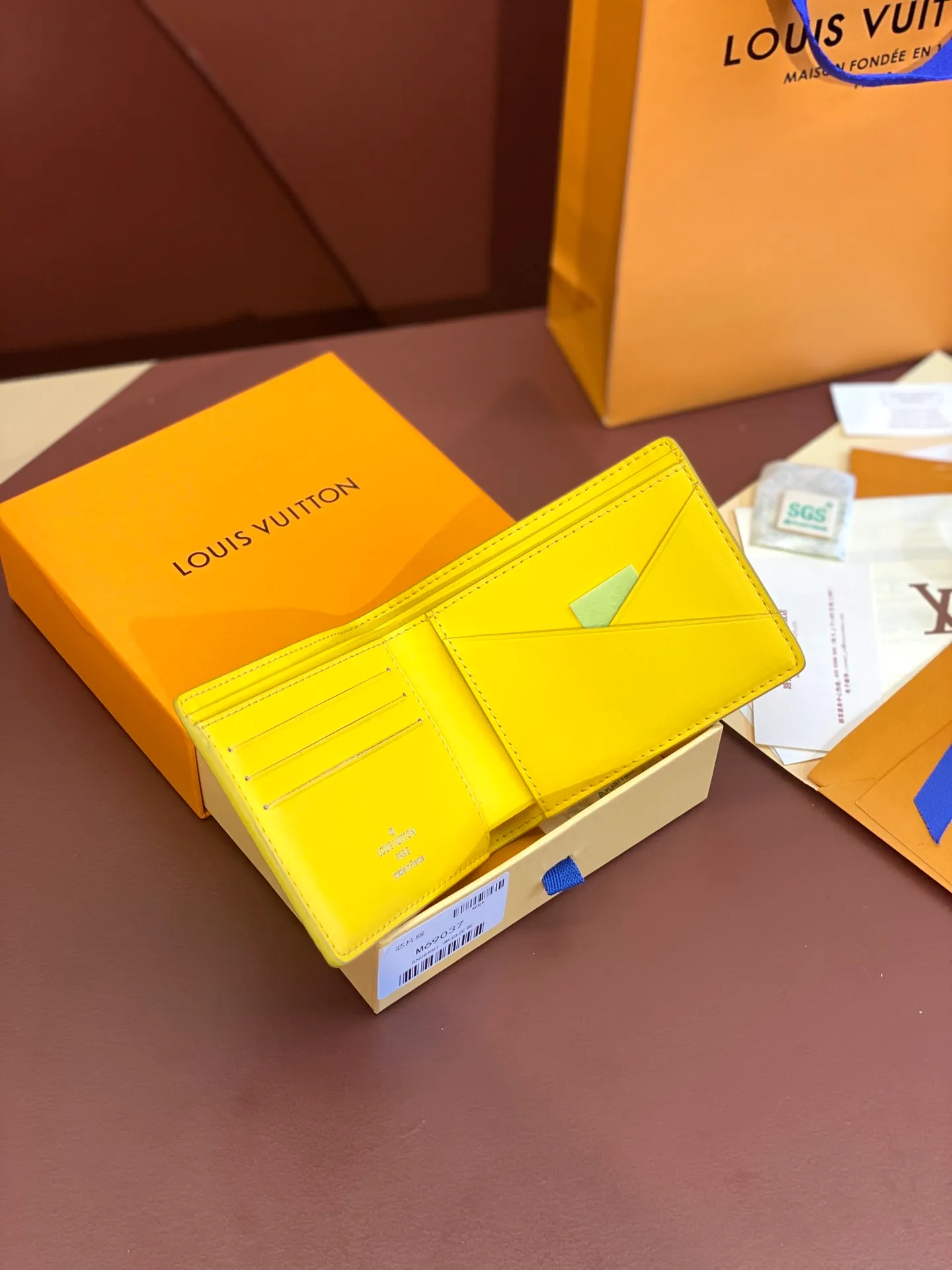💰380 M69037 Yellow! Chip version, (made of top-grain cowhide), this Multiple wallet features the classic Monogram embossing on the full-grain Taurillon leather surface, creating a compact structure and concise lines. Card slots, interior pockets and compartments keep cash, receipts and more organized. Detailed features: 11.5 x 9 x 1.5 cm (length x height x width).