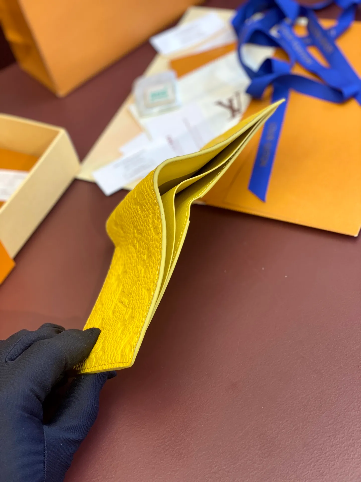 💰380 M69037 Yellow! Chip version, (made of top-grain cowhide), this Multiple wallet features the classic Monogram embossing on the full-grain Taurillon leather surface, creating a compact structure and concise lines. Card slots, interior pockets and compartments keep cash, receipts and more organized. Detailed features: 11.5 x 9 x 1.5 cm (length x height x width).