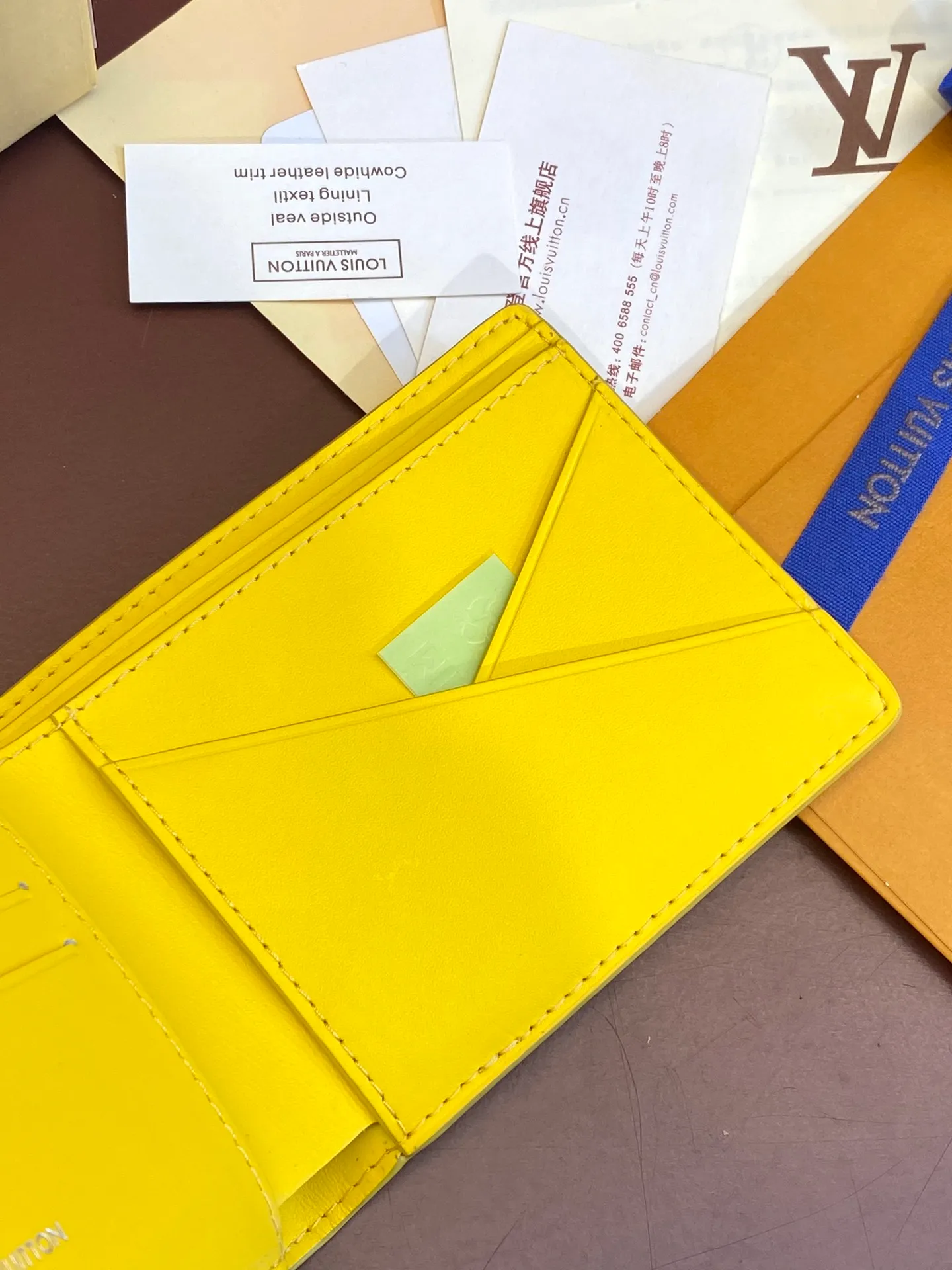 💰380 M69037 Yellow! Chip version, (made of top-grain cowhide), this Multiple wallet features the classic Monogram embossing on the full-grain Taurillon leather surface, creating a compact structure and concise lines. Card slots, interior pockets and compartments keep cash, receipts and more organized. Detailed features: 11.5 x 9 x 1.5 cm (length x height x width).