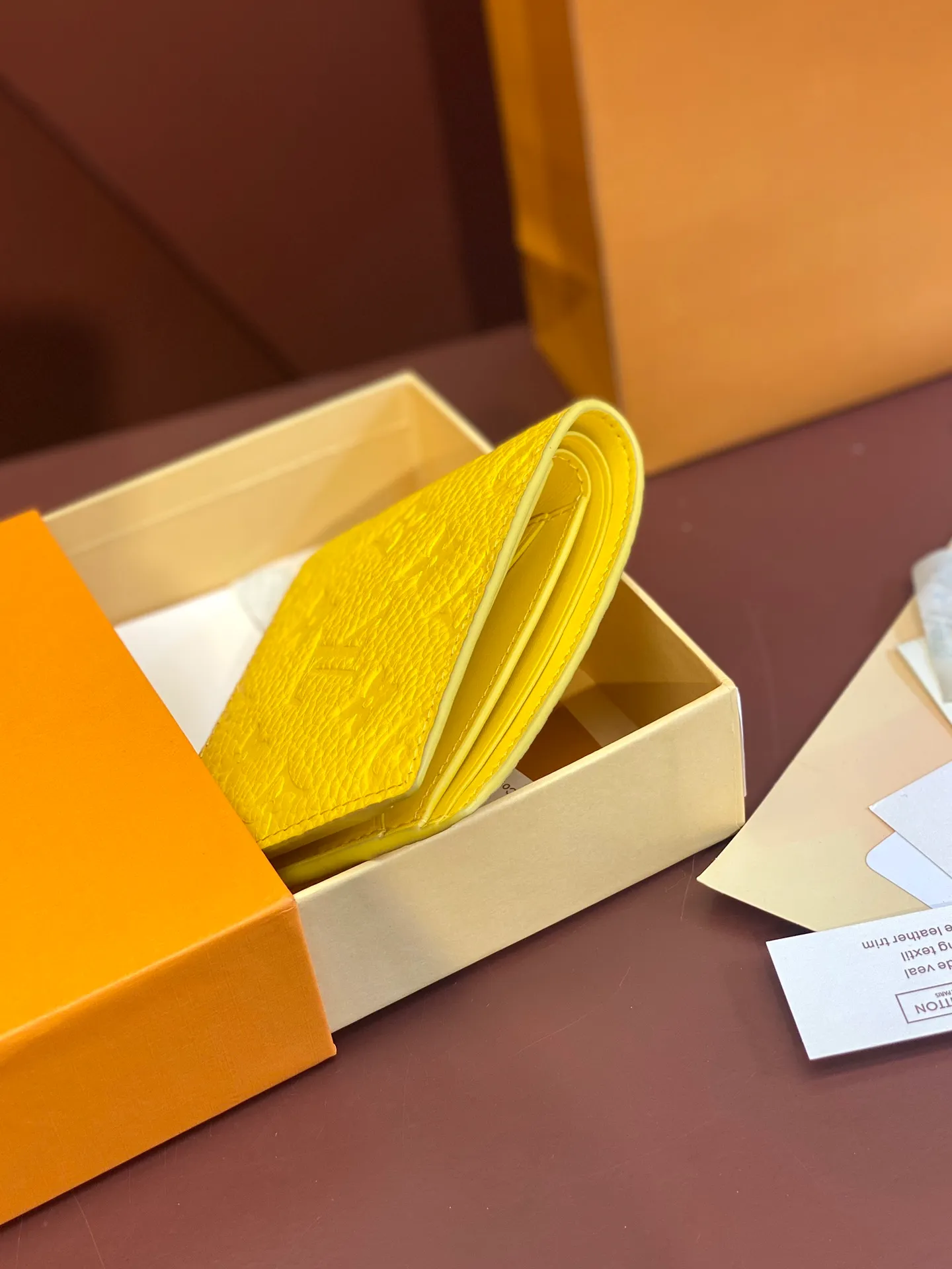 💰380 M69037 Yellow! Chip version, (made of top-grain cowhide), this Multiple wallet features the classic Monogram embossing on the full-grain Taurillon leather surface, creating a compact structure and concise lines. Card slots, interior pockets and compartments keep cash, receipts and more organized. Detailed features: 11.5 x 9 x 1.5 cm (length x height x width).