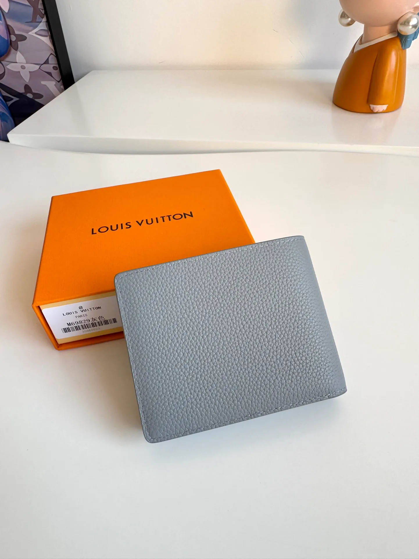 P360🇫🇷Overseas original single M69829 gray exclusive real shot! The LV Aerogram Multiple Wallet puts a new spin on a classic design. Exquisite craftsmanship gives the cow leather a rich grain texture, and the metal LV letters mark the brand identity. It can be easily matched with LV Aerogram series handbags. Size: 11.5×9×1.5cm