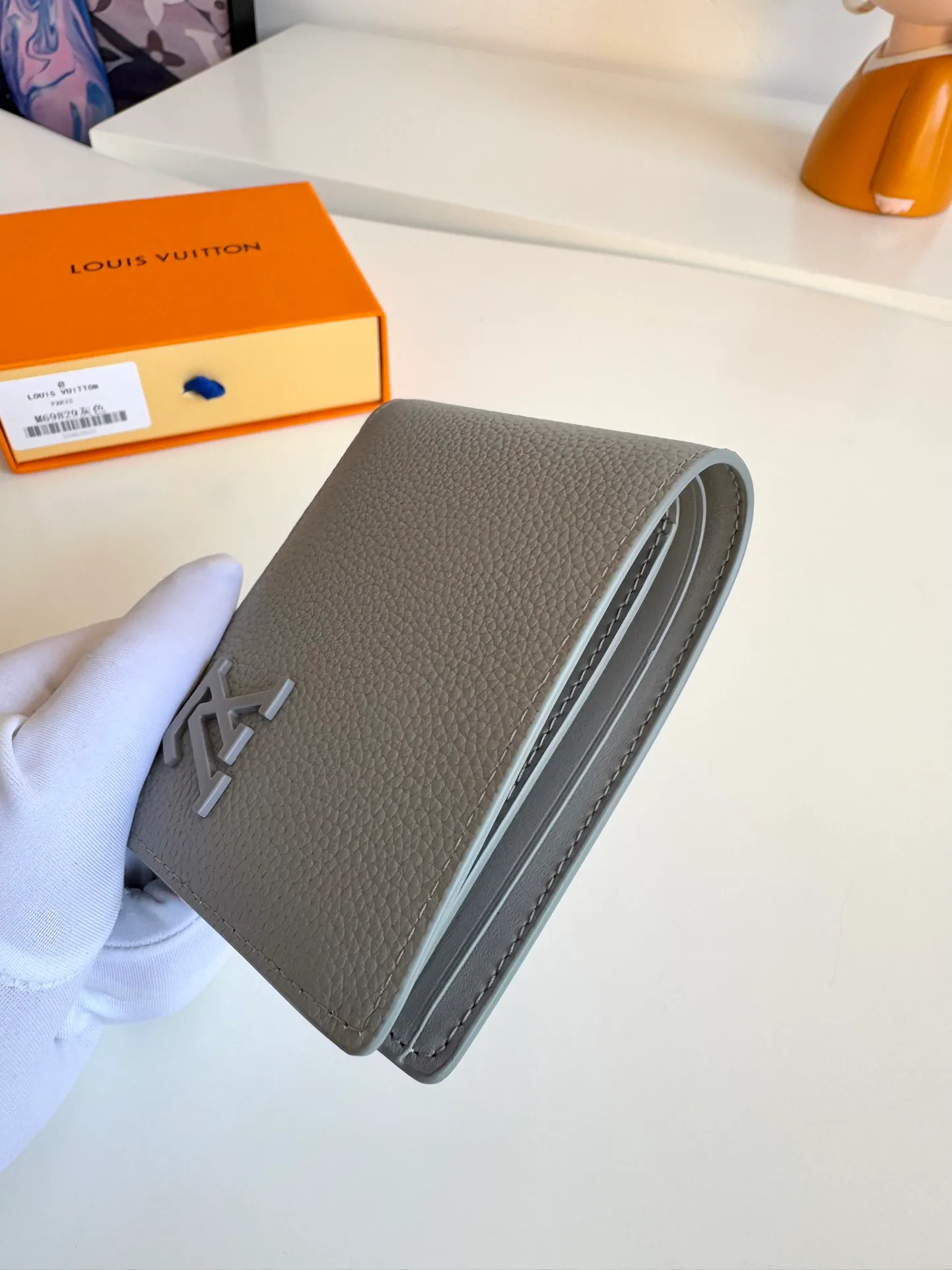 P360🇫🇷Overseas original single M69829 gray exclusive real shot! The LV Aerogram Multiple Wallet puts a new spin on a classic design. Exquisite craftsmanship gives the cow leather a rich grain texture, and the metal LV letters mark the brand identity. It can be easily matched with LV Aerogram series handbags. Size: 11.5×9×1.5cm