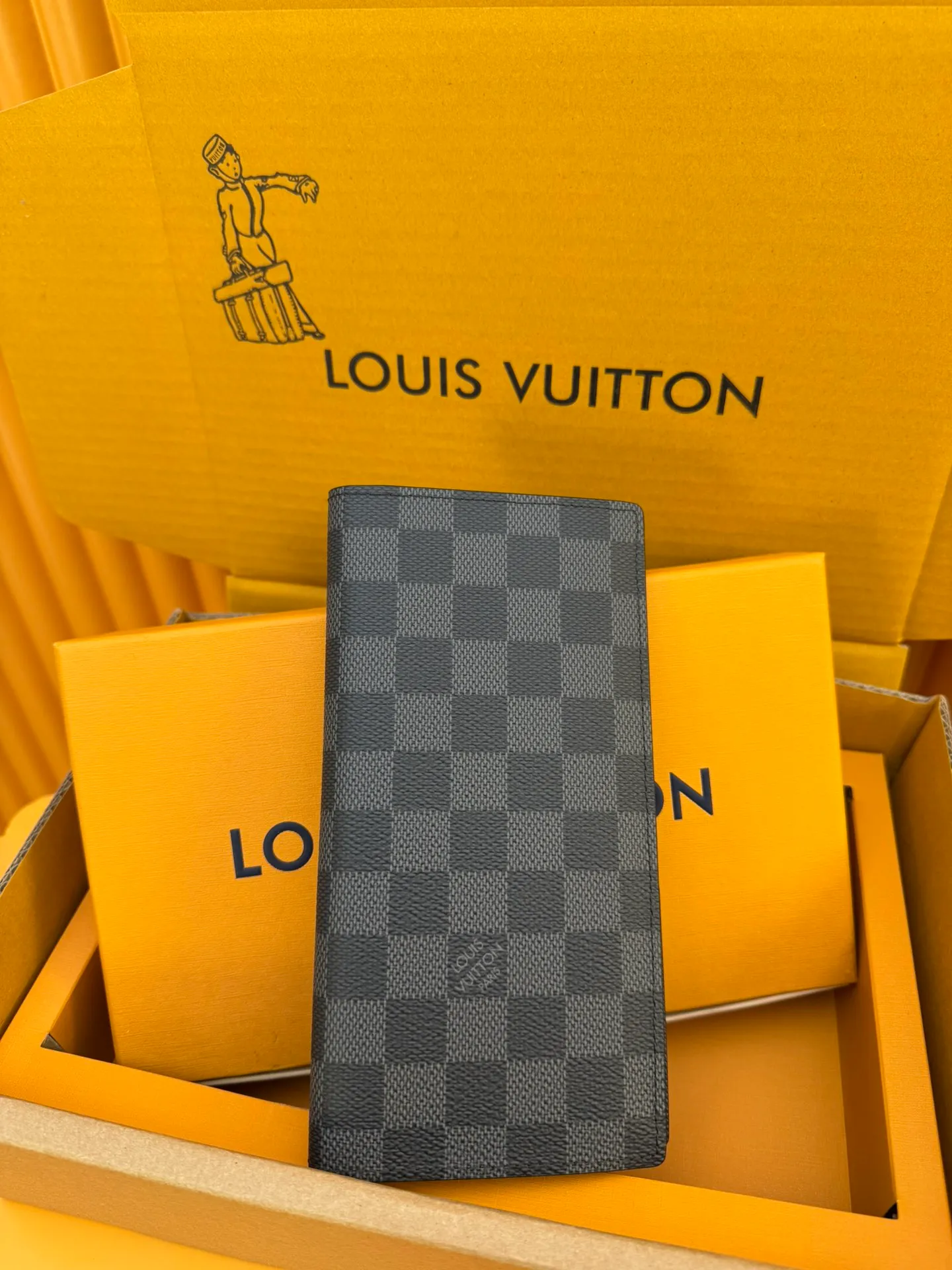 N62665 "Special Duty Free" ♻️[Official special edition·First class material·All steel hardware·French chip·Full set of packaging] This Brazza wallet made of canvas exudes unstoppable masculinity. It's spacious and functional and can easily be stowed away in a coat pocket. Can hold change, credit cards and banknotes. 19x10x2cm 💰600