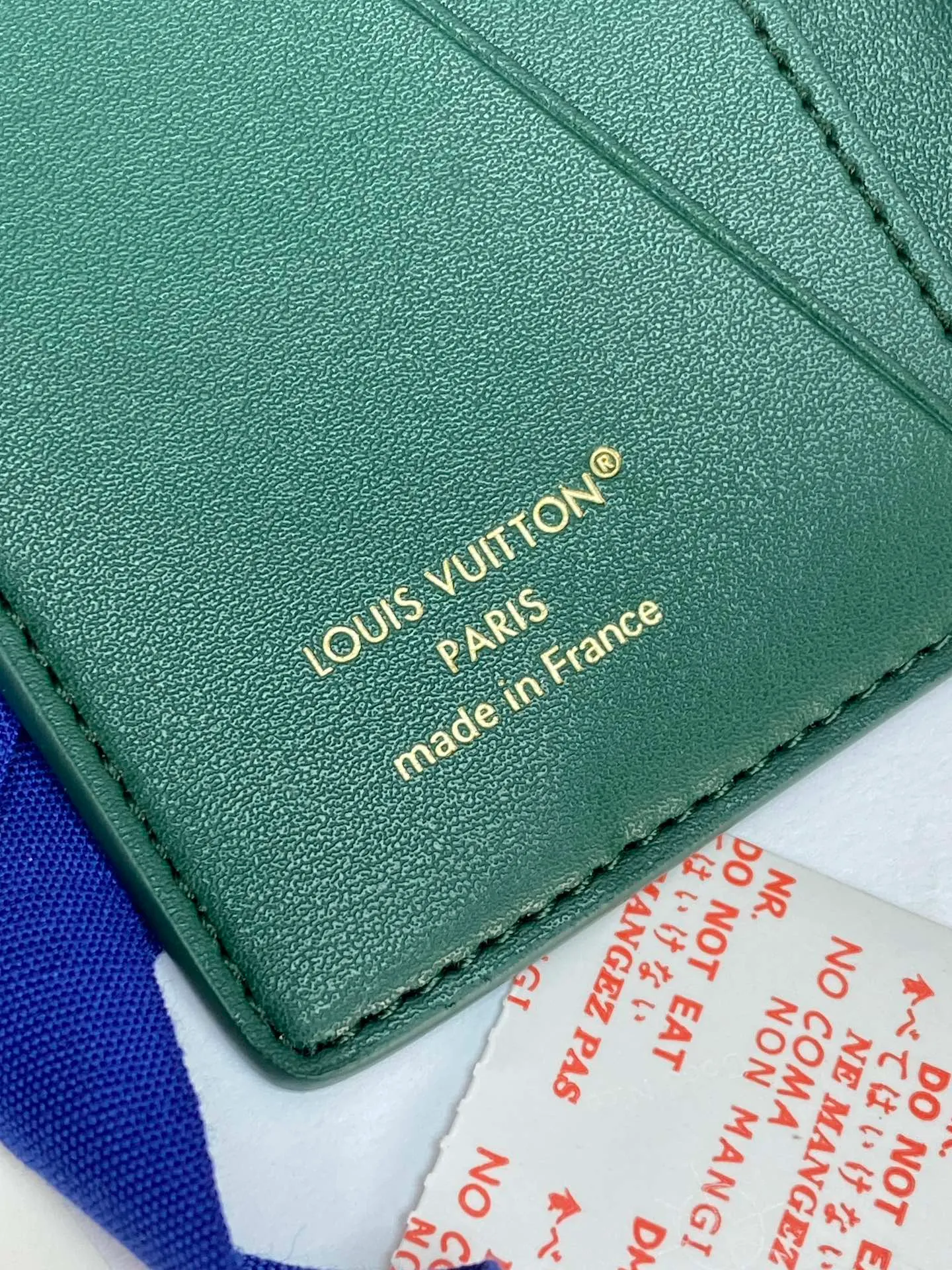 M25797 Green! 🐸Pocket wallet, this pocket wallet is made of grained Epi leather dip-dyed in bright colors, and its fine embossing combines artistic beauty and tough texture. The LV letters on the front and inner stripes are rich in details, and the inner and outer pockets and card slots complete functional considerations.  11 x 1 x 8 cm (height x width x length). 💰360