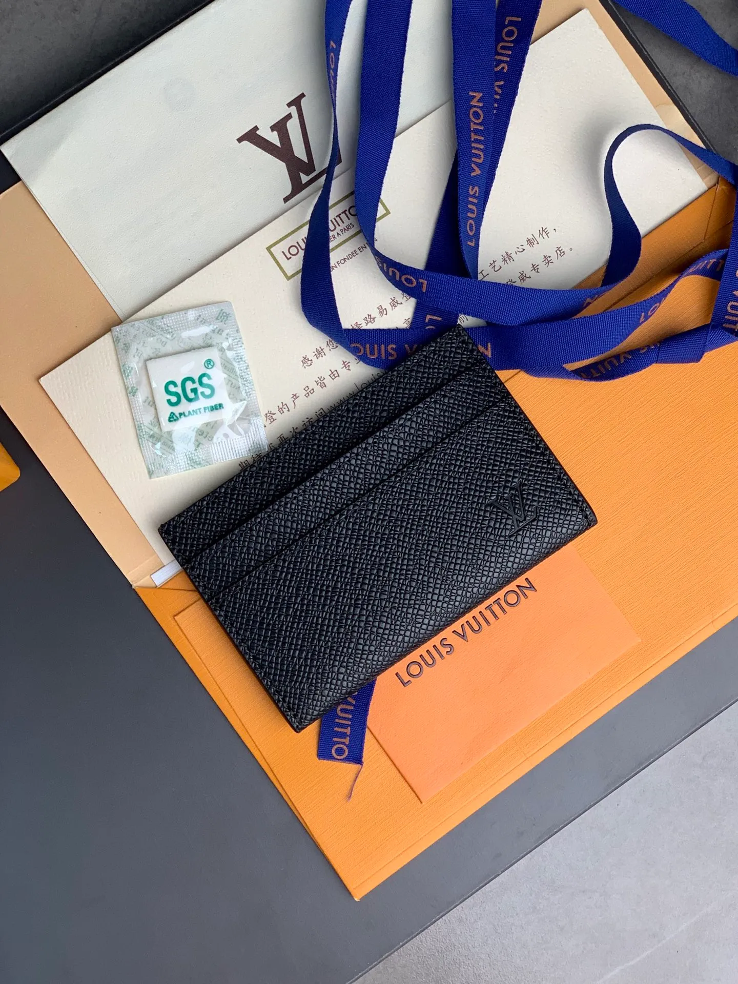 M62170 Crossgrain, this card holder made of new Monogram Eclipse coated canvas material has a beautiful and fashionable style, and is compact in size and can be easily carried in your pocket. Equipped with a central pocket and four slots for storing credit cards, plane and bus tickets, and business cards. Dimensions: 11.0 x 7.0 x 1.5 cm (length x height x width) 💰260