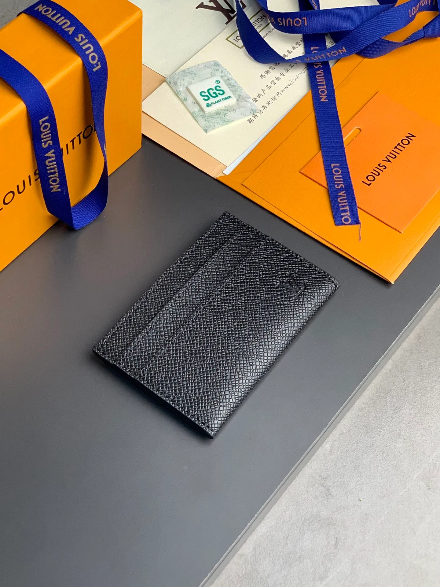M62170 Crossgrain, this card holder made of new Monogram Eclipse coated canvas material has a beautiful and fashionable style, and is compact in size and can be easily carried in your pocket. Equipped with a central pocket and four slots for storing credit cards, plane and bus tickets, and business cards. Dimensions: 11.0 x 7.0 x 1.5 cm (length x height x width) 💰260