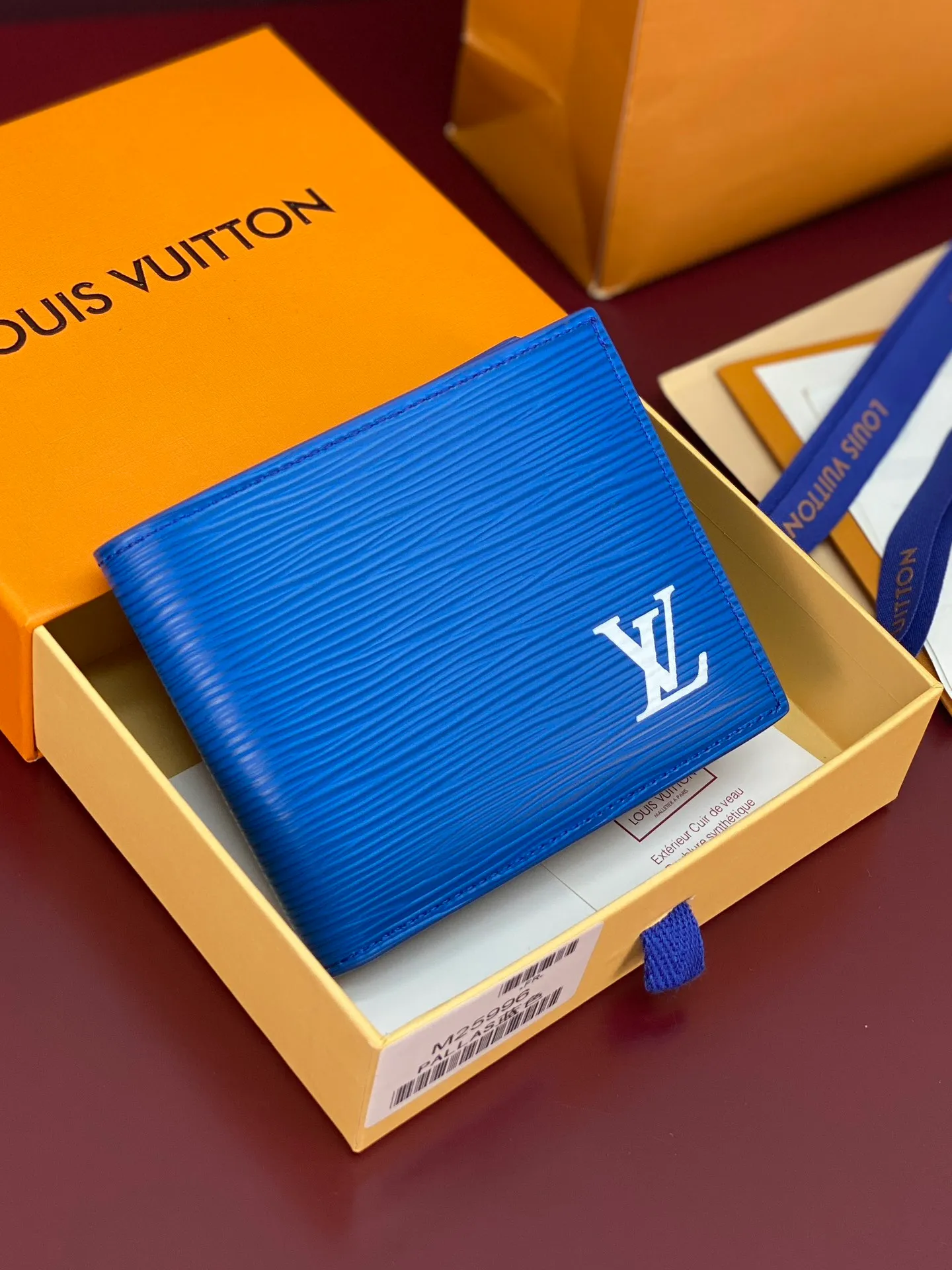 M25996 blue! 🐢 This wallet is very modern and elegant, made of soft Epi leather, extremely functional, easy to carry, and can be easily stored in a back pocket or handbag. 11x9x2cm. 💰380