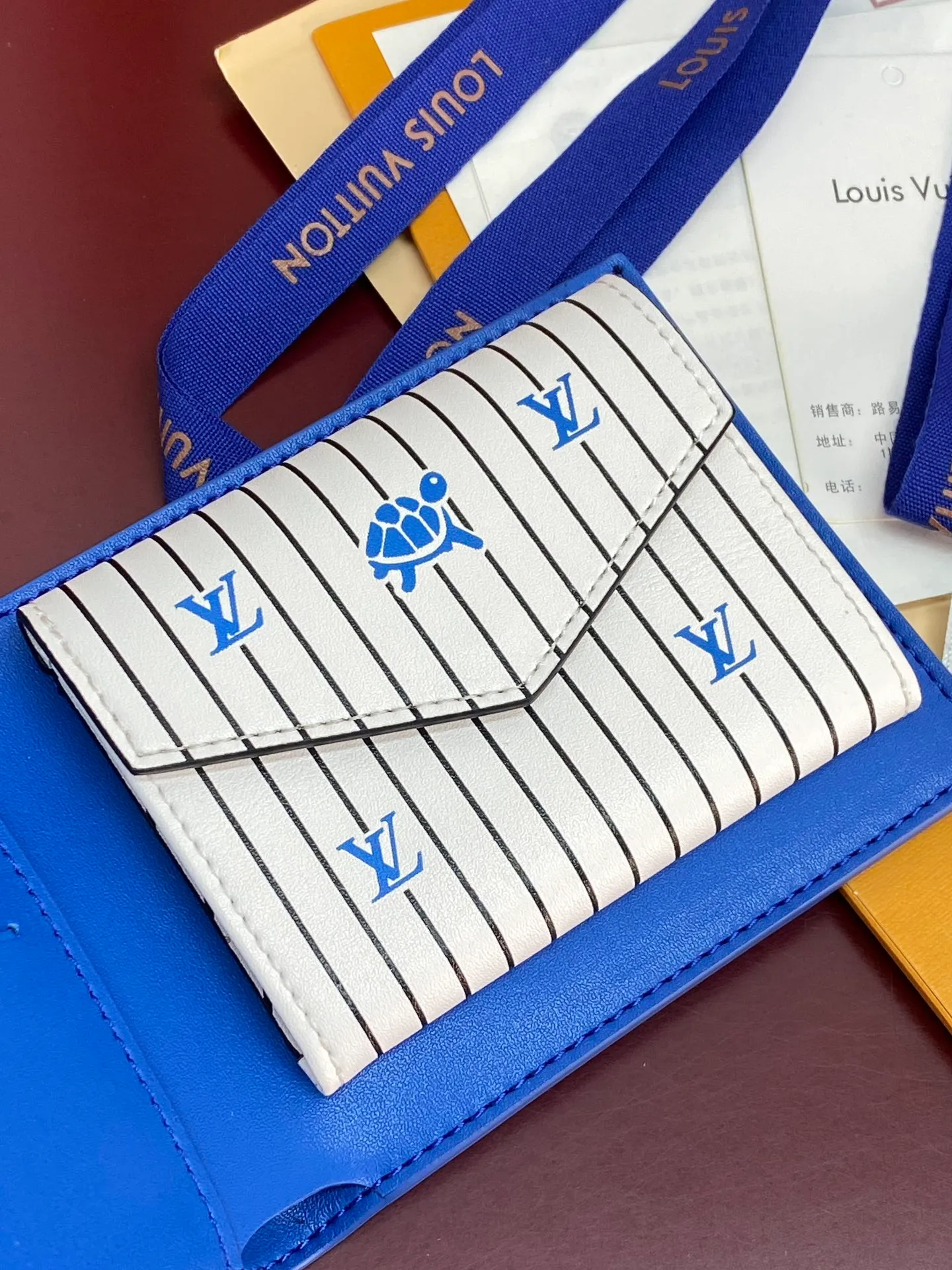 M25996 blue! 🐢 This wallet is very modern and elegant, made of soft Epi leather, extremely functional, easy to carry, and can be easily stored in a back pocket or handbag. 11x9x2cm. 💰380