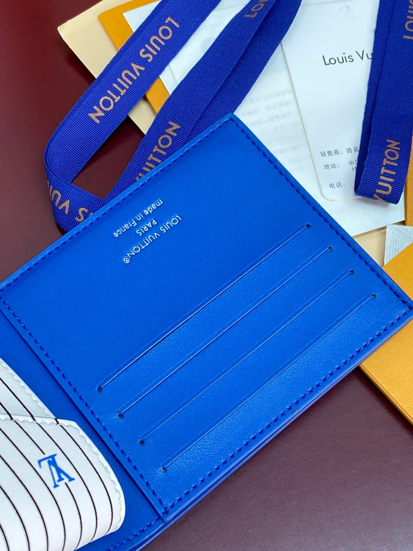 M25996 blue! 🐢 This wallet is very modern and elegant, made of soft Epi leather, extremely functional, easy to carry, and can be easily stored in a back pocket or handbag. 11x9x2cm. 💰380