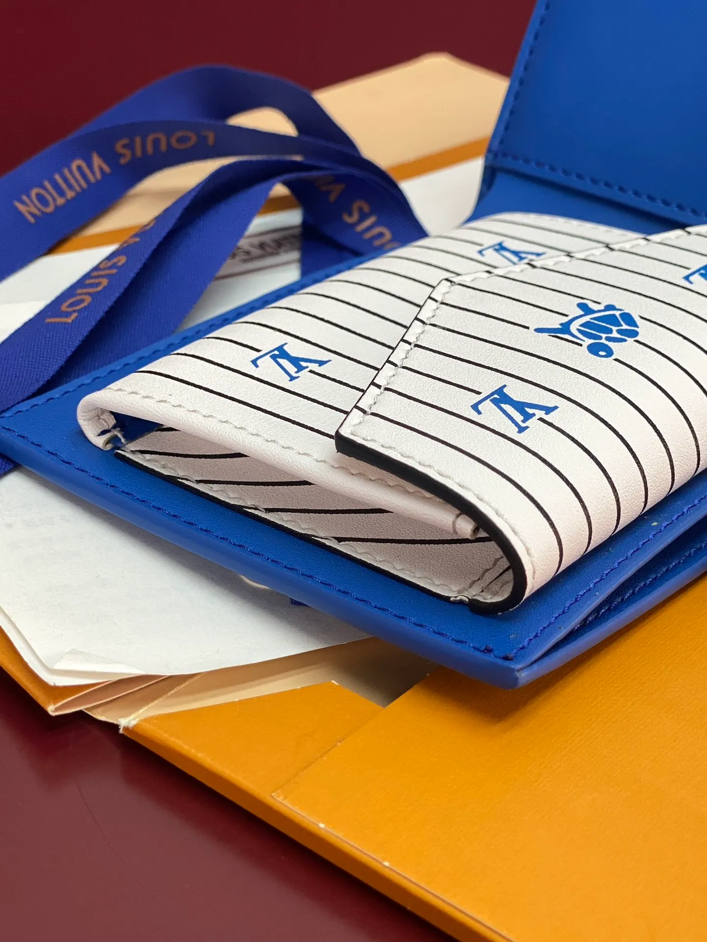 M25996 blue! 🐢 This wallet is very modern and elegant, made of soft Epi leather, extremely functional, easy to carry, and can be easily stored in a back pocket or handbag. 11x9x2cm. 💰380