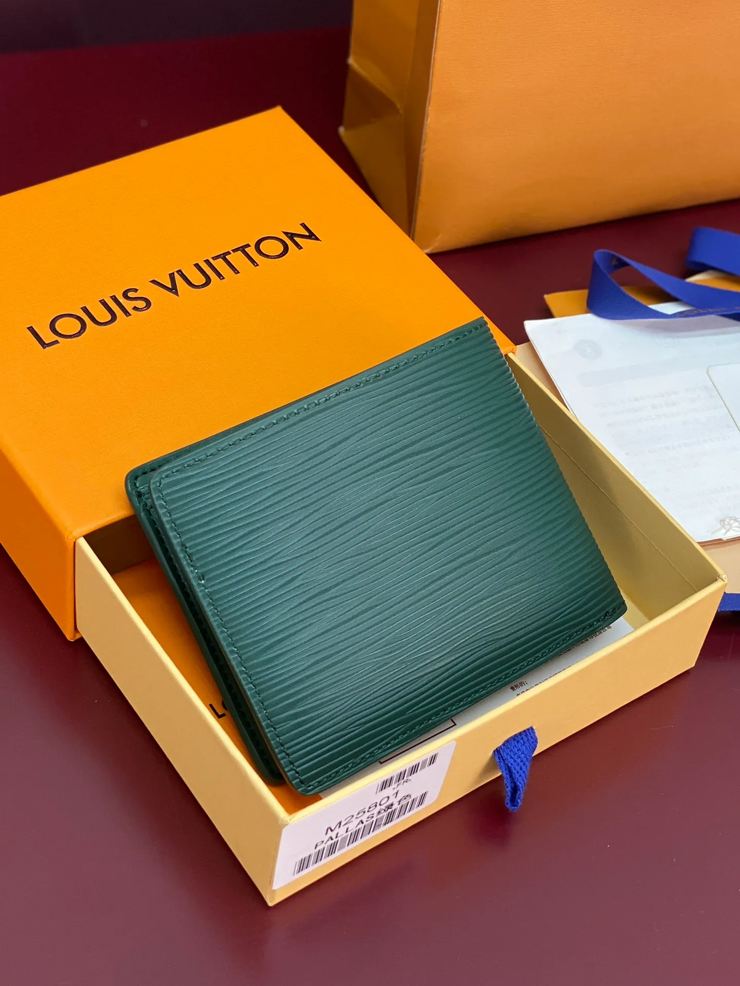 M25801 Green! 🐸MULTIPLE Wallet, this Multiple wallet is made of Epi cow leather with a unique texture, and then a sophisticated inner layer is constructed of cow leather and printed leather. The compact size includes card slots, pockets and compartments, making it a perfect choice for everyday travel.  9 x 1.5 x 11.5 cm (H x W x Length). 💰380